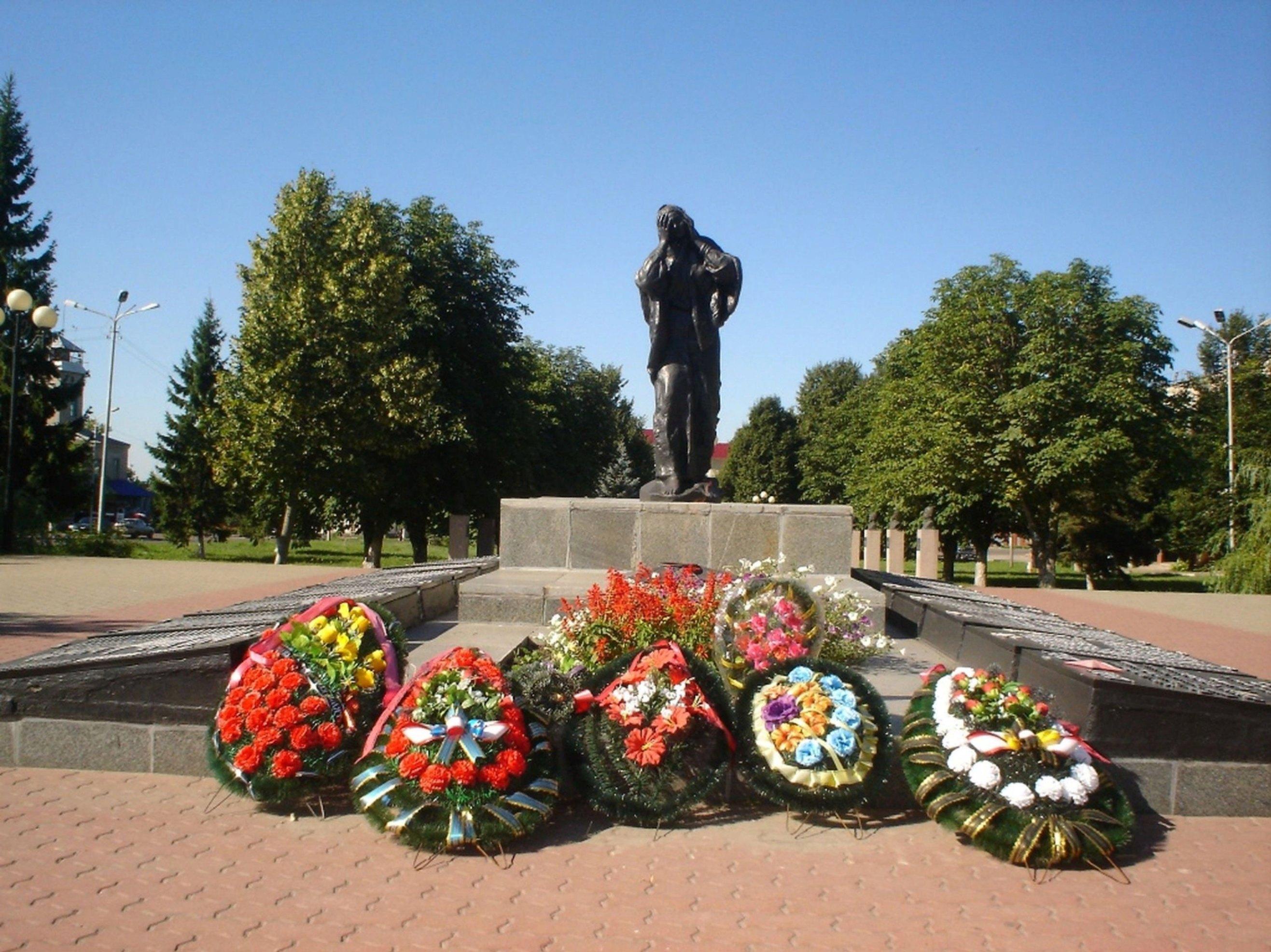 Г валуйки. Аллея героев Валуйки. Валуйский мемориальный комплекс. Аллея героев в Валуйки Белгородской области. Г Валуйки мемориал.