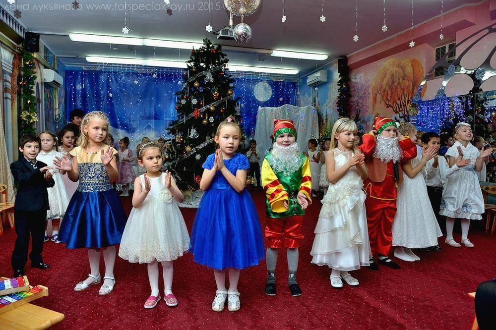 Утренник в саду новый год. Утренник в детском саду. Утренник в садике. Новогодний утренник в детском саду. Утренник в детском саду новый год.