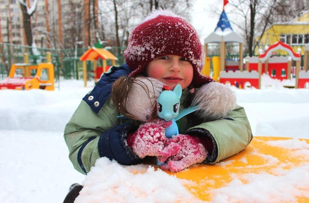 Села дети зима. Зимние игрушки для детей на улице. Дети играются зимой на улице. Зимние развлечения для детей в городе. Новогодние забавы для детей на улице.