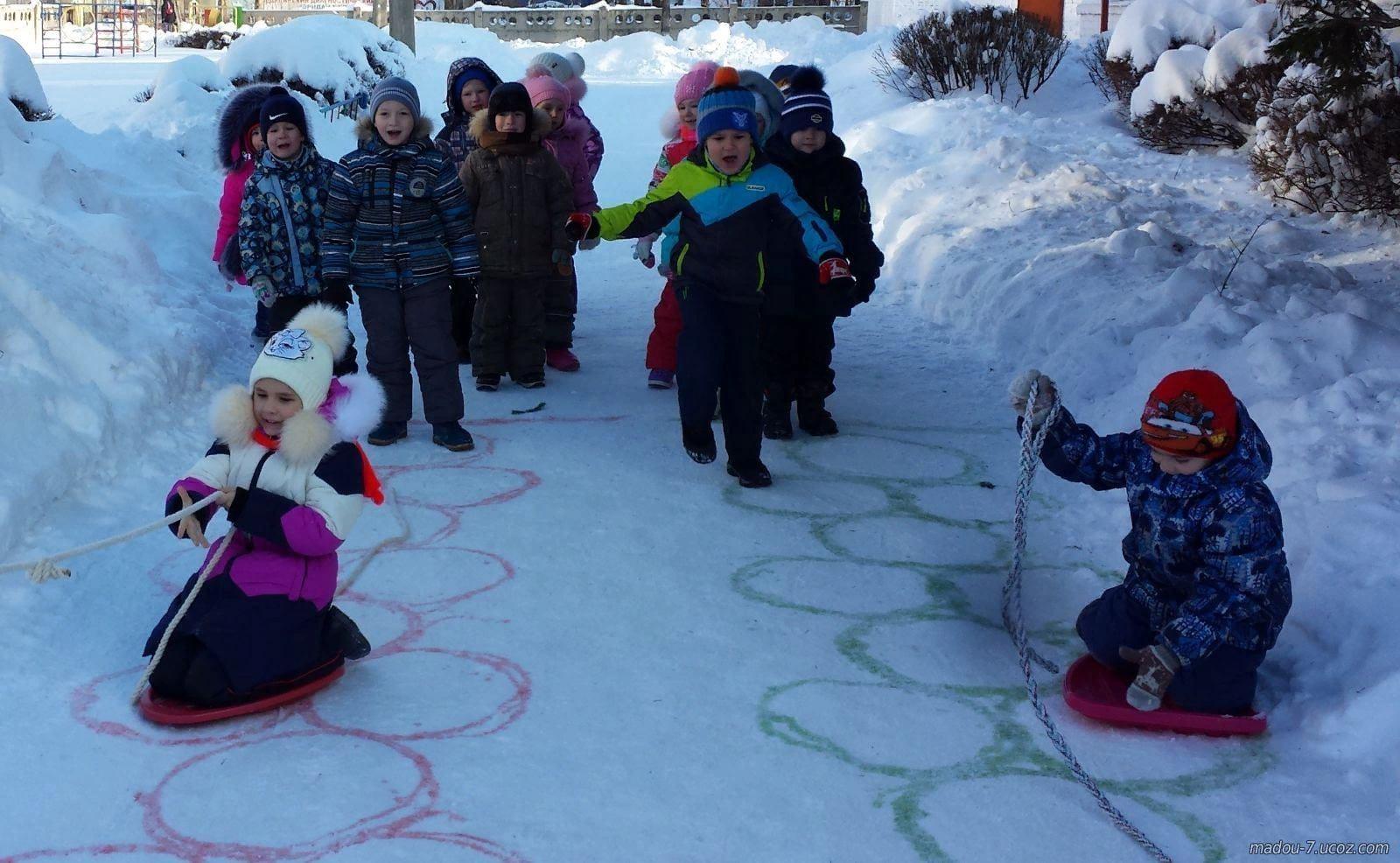 Игры можно играть зимой. Развлечения для детей на улице зимой. Измние игры в детском саду. Зимние забавы в детском саду. Зимние развлечения для детей в детском саду.