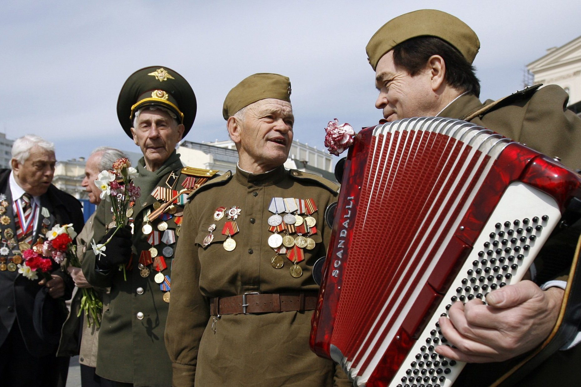 Песня день 9 мая для детей. С днем Победы. Победа в Великой Отечественной войне. 9 Мая ветераны. Ветераны поют.