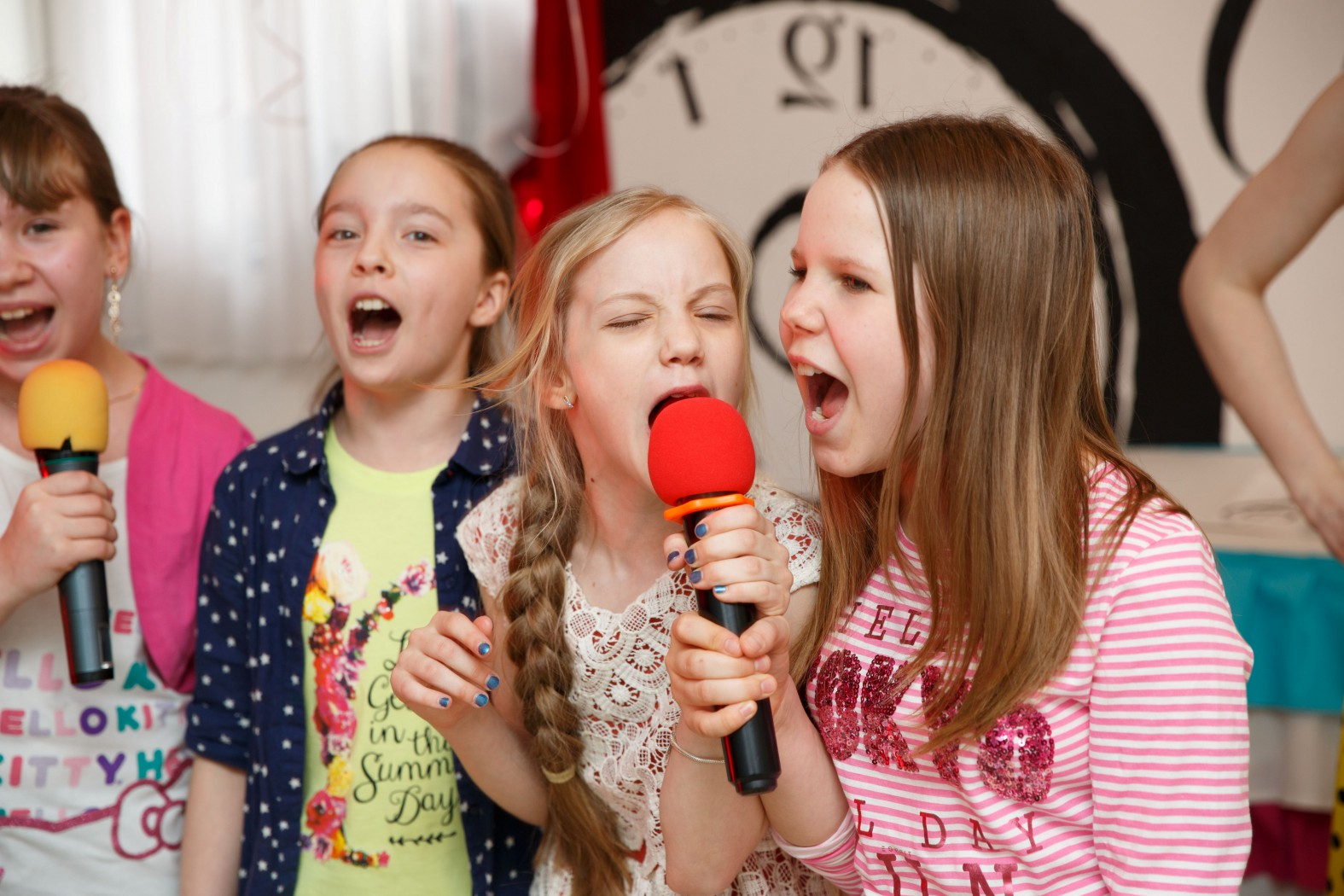Подростковые конкурсы. Дети поют. Вокальное пение. Дети поют на празднике. Детское караоке.