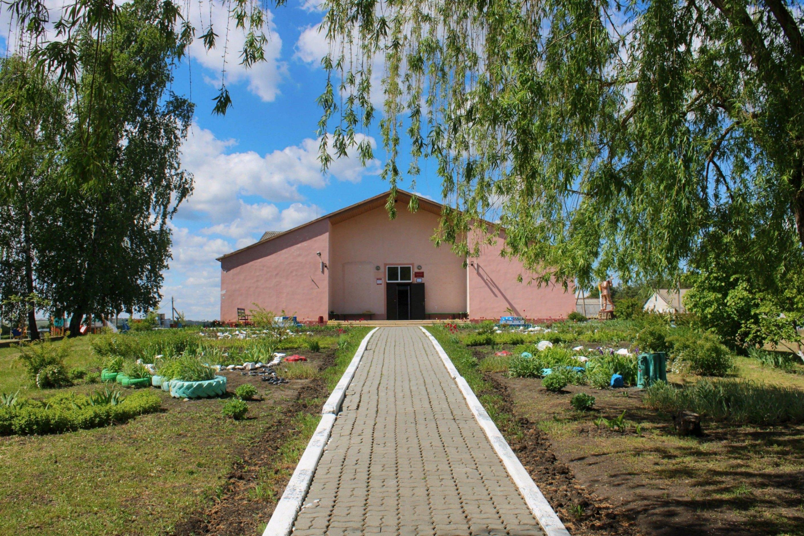 Макешкинский сельский дом культуры. Адрес — Белгородская обл.,  Новооскольский р-н, с. Макешкино, ул. Гагарина, д. 43. Фото, режим работы,  афиша и события. Культурный регион