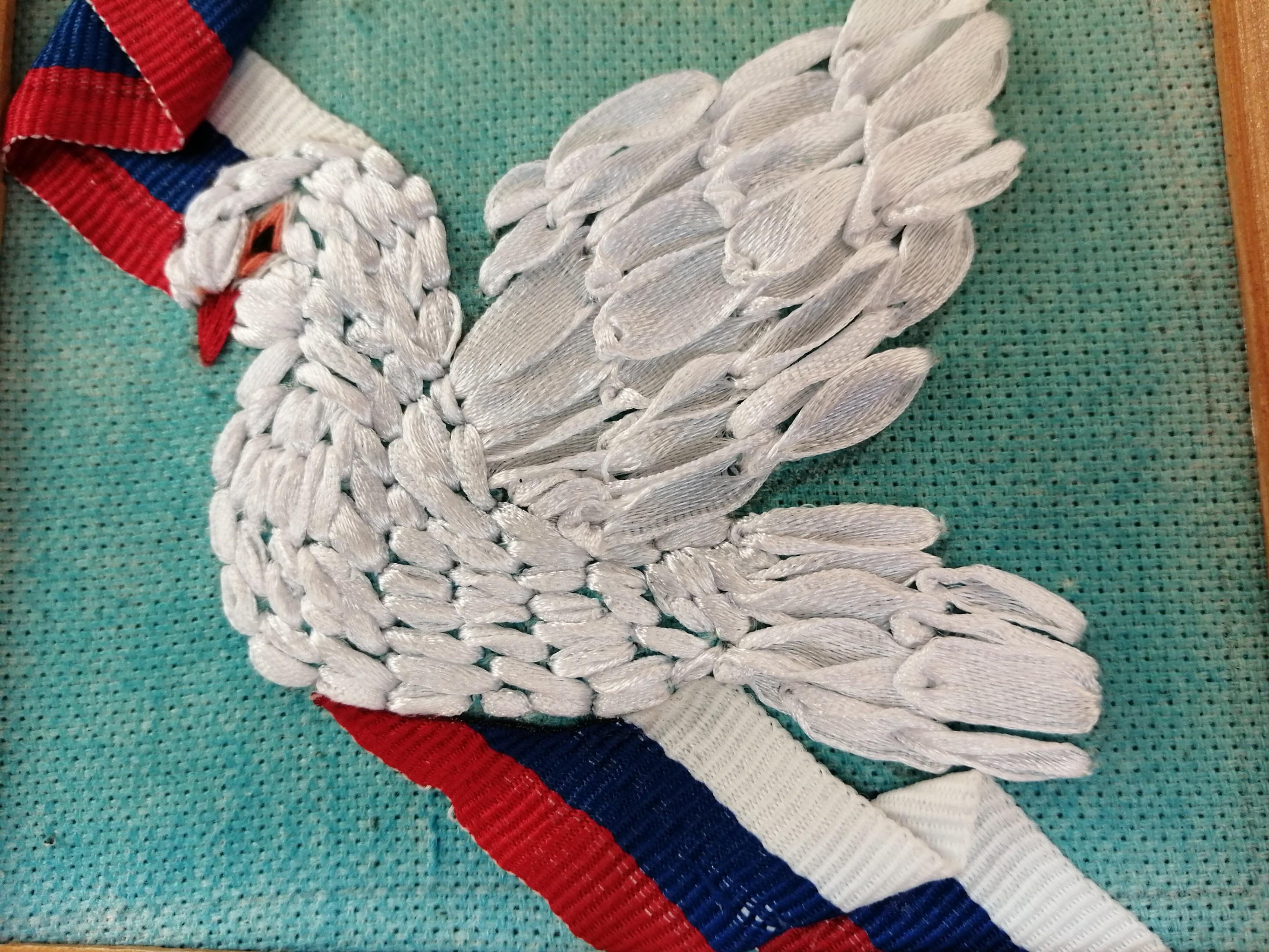 «Вместе навсегда»: вышиваем голубков атласными лентами