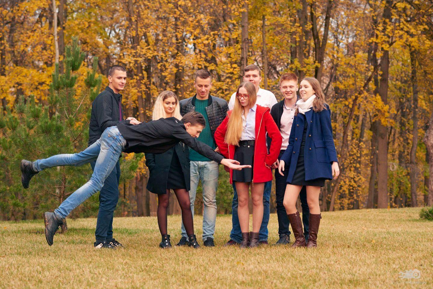 Осенний для старшеклассников. Осенняя фотосессия выпускников. Фотосессия выпускников осенью. Осенняя фотосессия выпускников 11 класса. Осенняя фотосессия для выпускных альбомов.