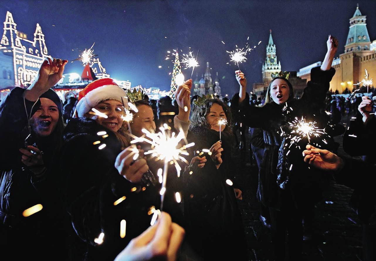 Новый год начинают встречать. Празднование нового года. Празднование нового года в Росси. Люди отмечают новый год. Отпраздновать новый год.