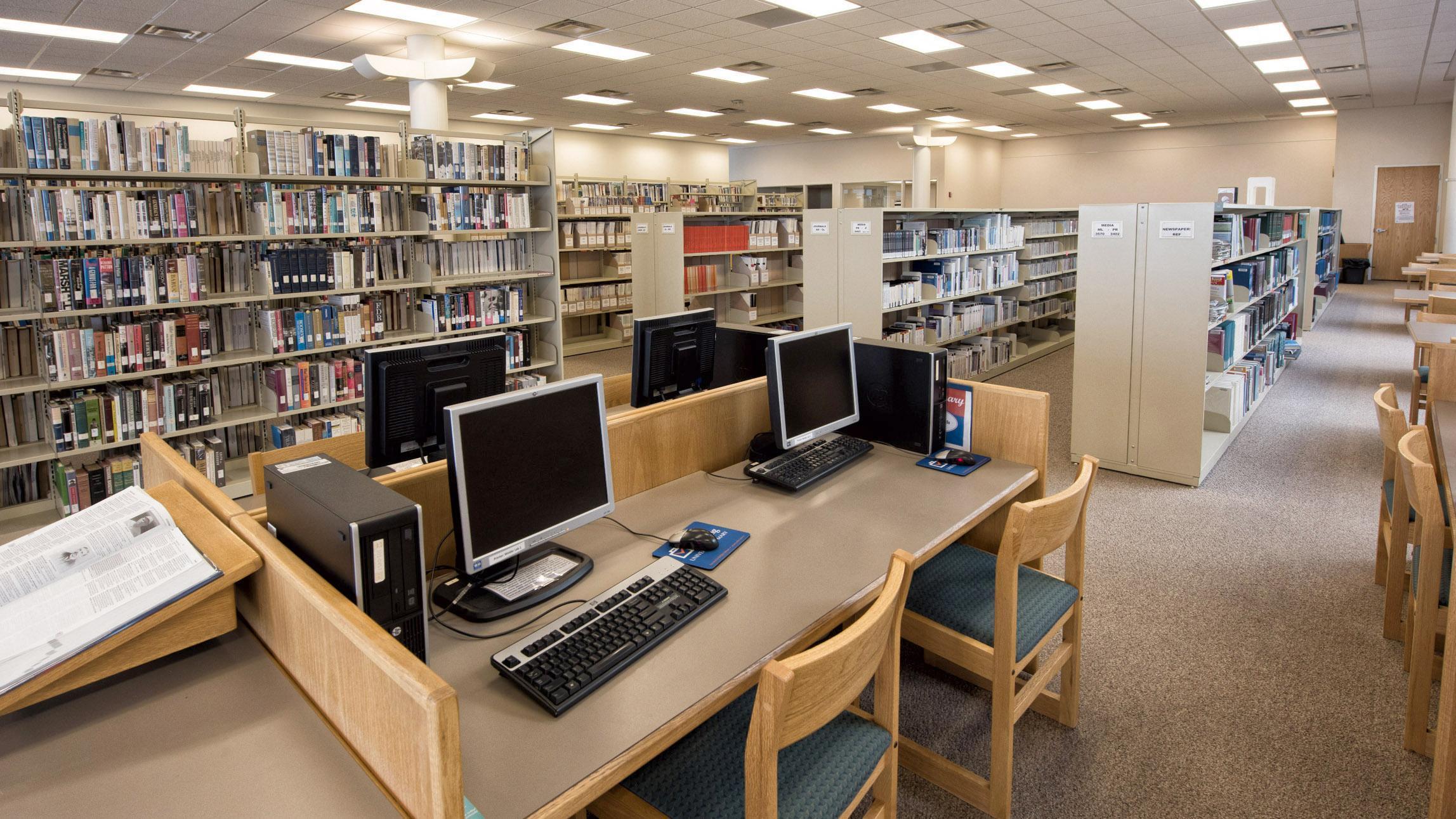 Электронные библиотеки альтернативной истории. Компьютеры в библиотеке. Современная библиотека. Компьютерный зал в библиотеке. Библиотека в школе.