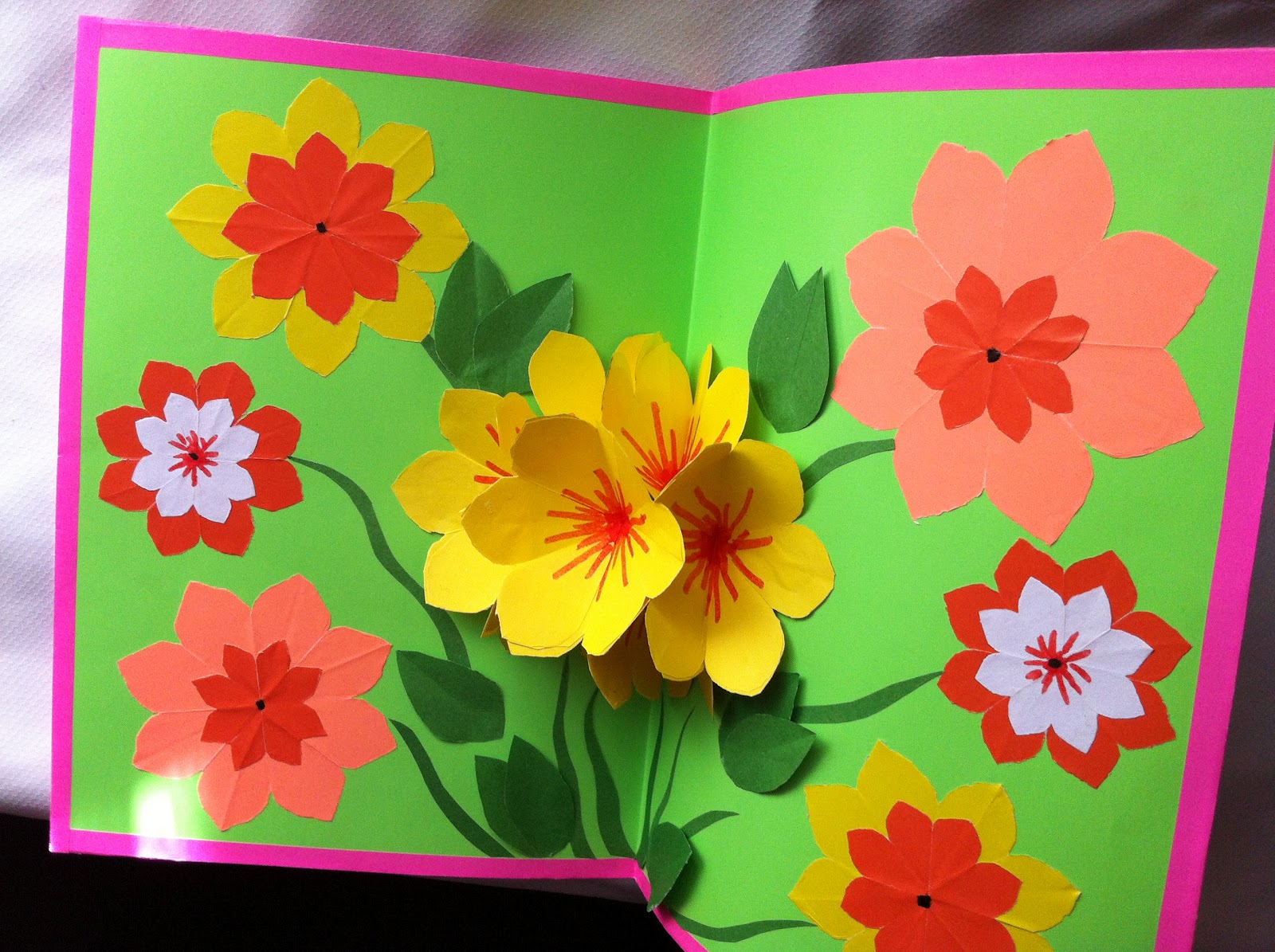 Видео по созданию простых подарков из бумаги на день рождения