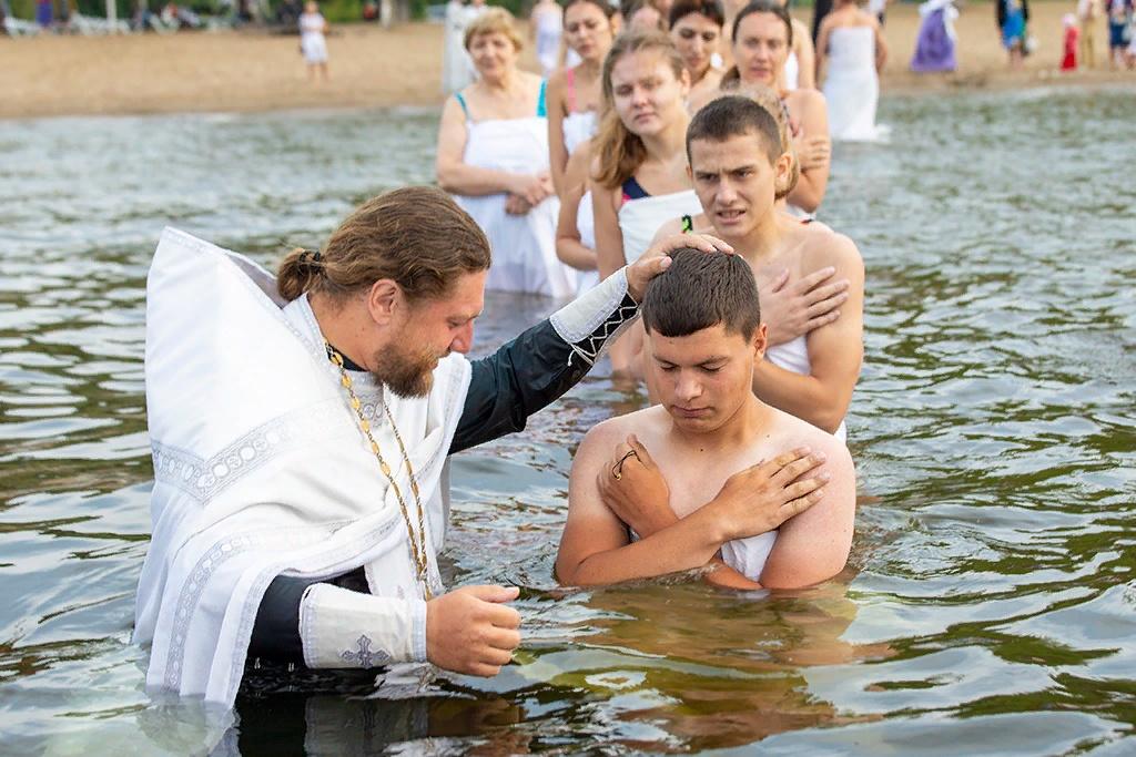 Надо искупаться. Крещение в церкви. Крещение взрослого человека. Крещение взрослых в храме. Крещение взрослого ребенка.