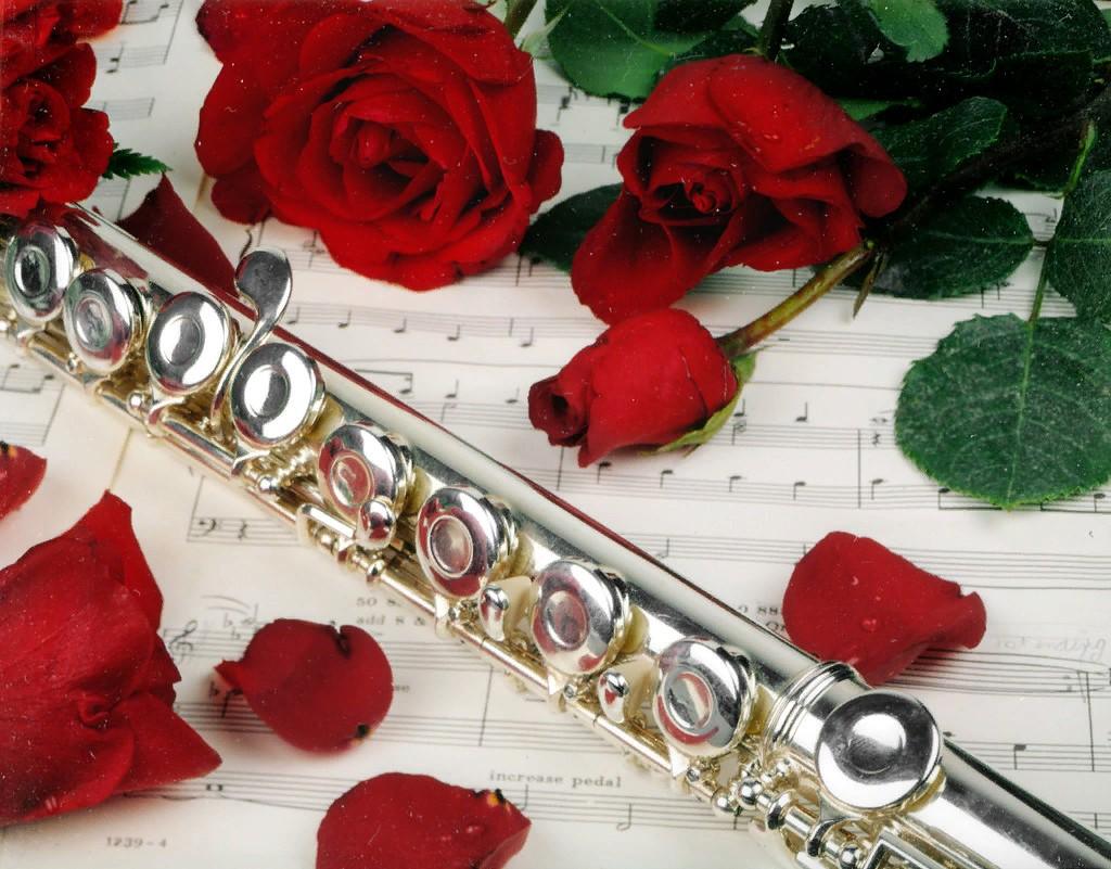 Флейта в цветах. Флейта и цветы. Флейта с цветами. Флейта и розы. Красивая флейта.
