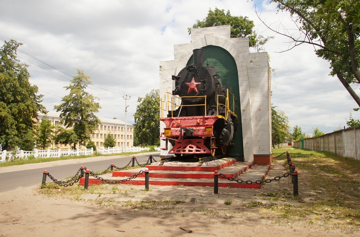 Паровоз СУ-211-75. Адрес — Белгородская обл., г. Старый Оскол, ул.  Стадионная. Фото, режим работы, афиша и события. Культурный регион