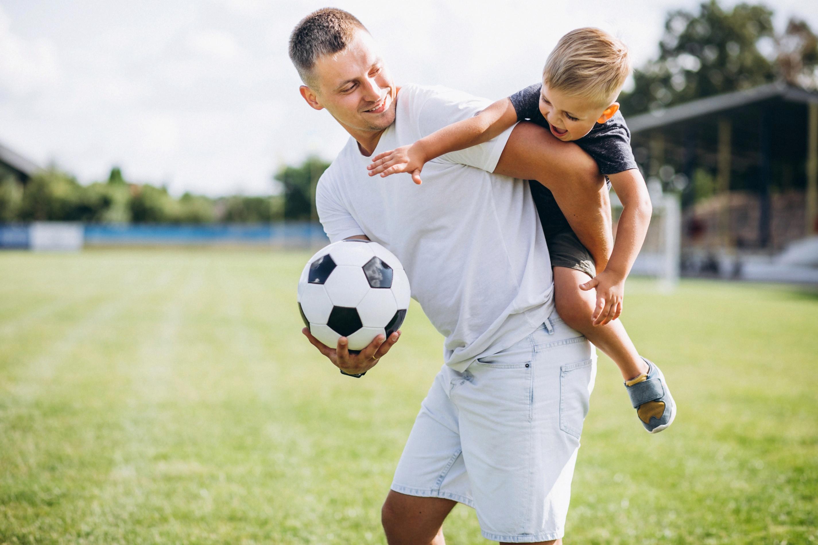 Папы играют в футбол. Фотосессия на футбольном поле семейная. Дети и родители спорт. Футбол дети. Отец и сын играют в футбол.