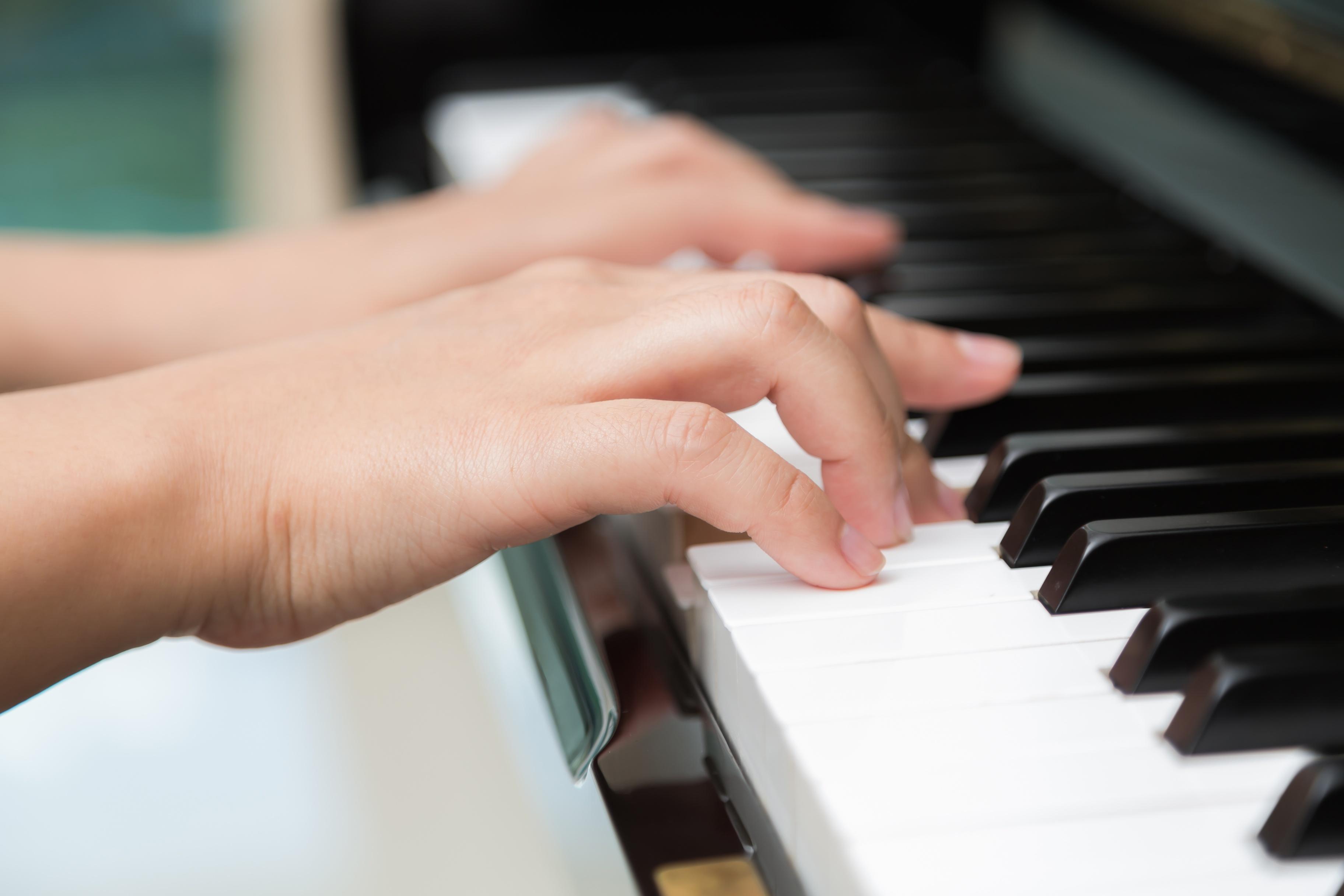 Игры пианино руками. Пианино фабрики Тульская гармонь. Фортепиано. Женские руки на клавишах. Пальцы на фортепиано.