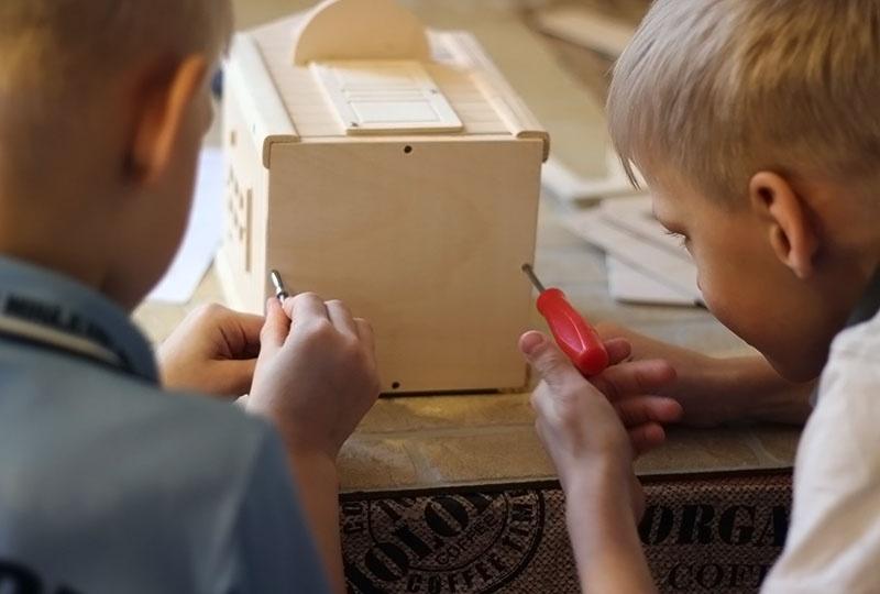 Отец сделал ребенку. С папой скворечник. Изготовление кормушек детей и родителей. Папа с ребенком мастерят кормушку. Дети и родители делают кормушки.