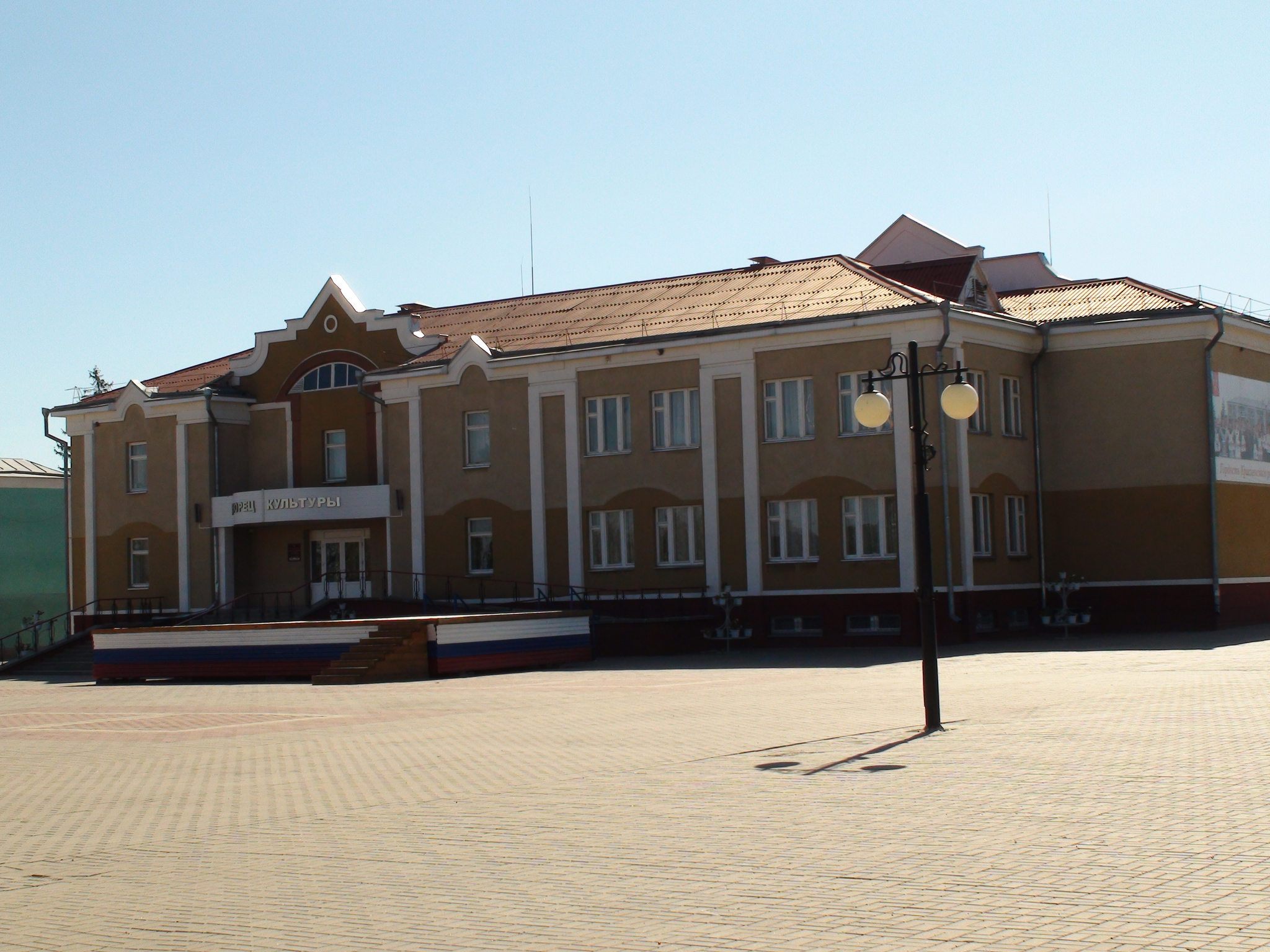 Красненский районный дом ремесел. Адрес — Белгородская обл., Красненский р-н,  с. Красное, ул. Подгорная, д. 2. Фото, режим работы, афиша и события.  Культурный регион