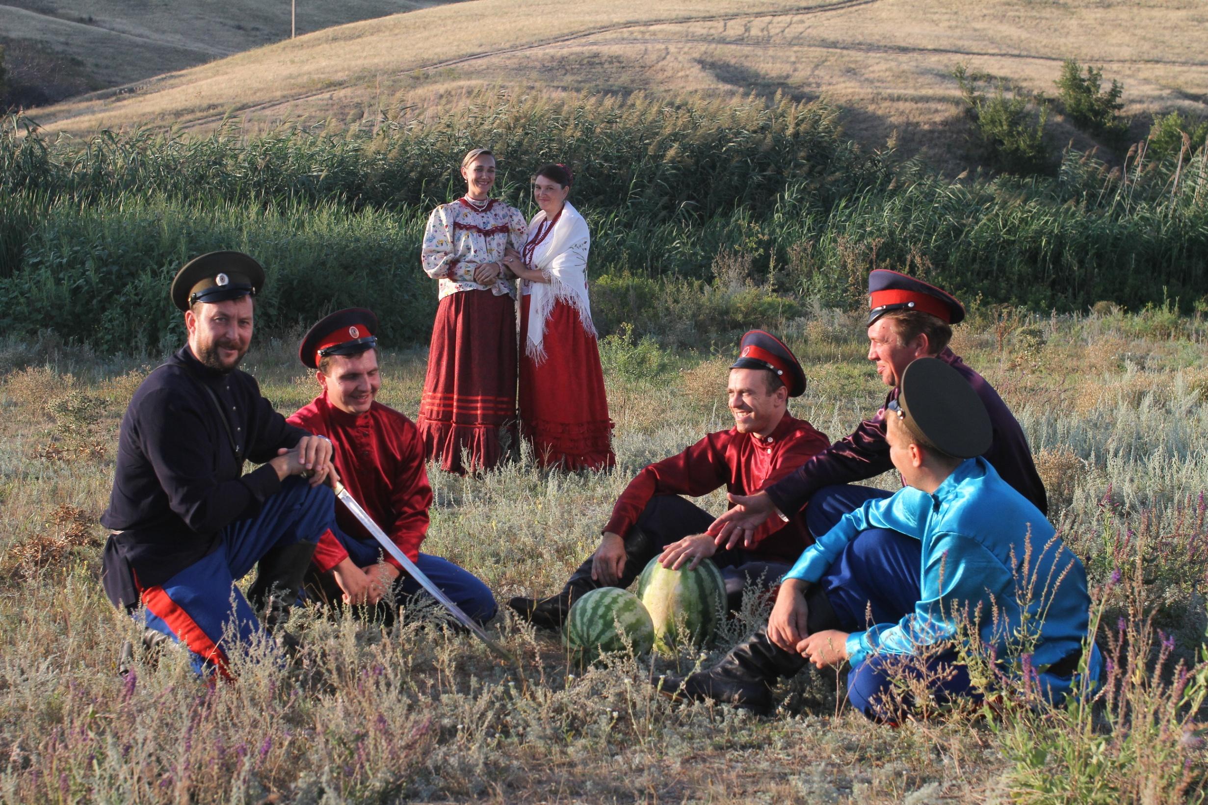 Где снимали казачка. Ансамбль казачий курень Волгоград. Ансамбль казачий курень Иловля. Казачьи фольклорные коллективы. Степные казаки.