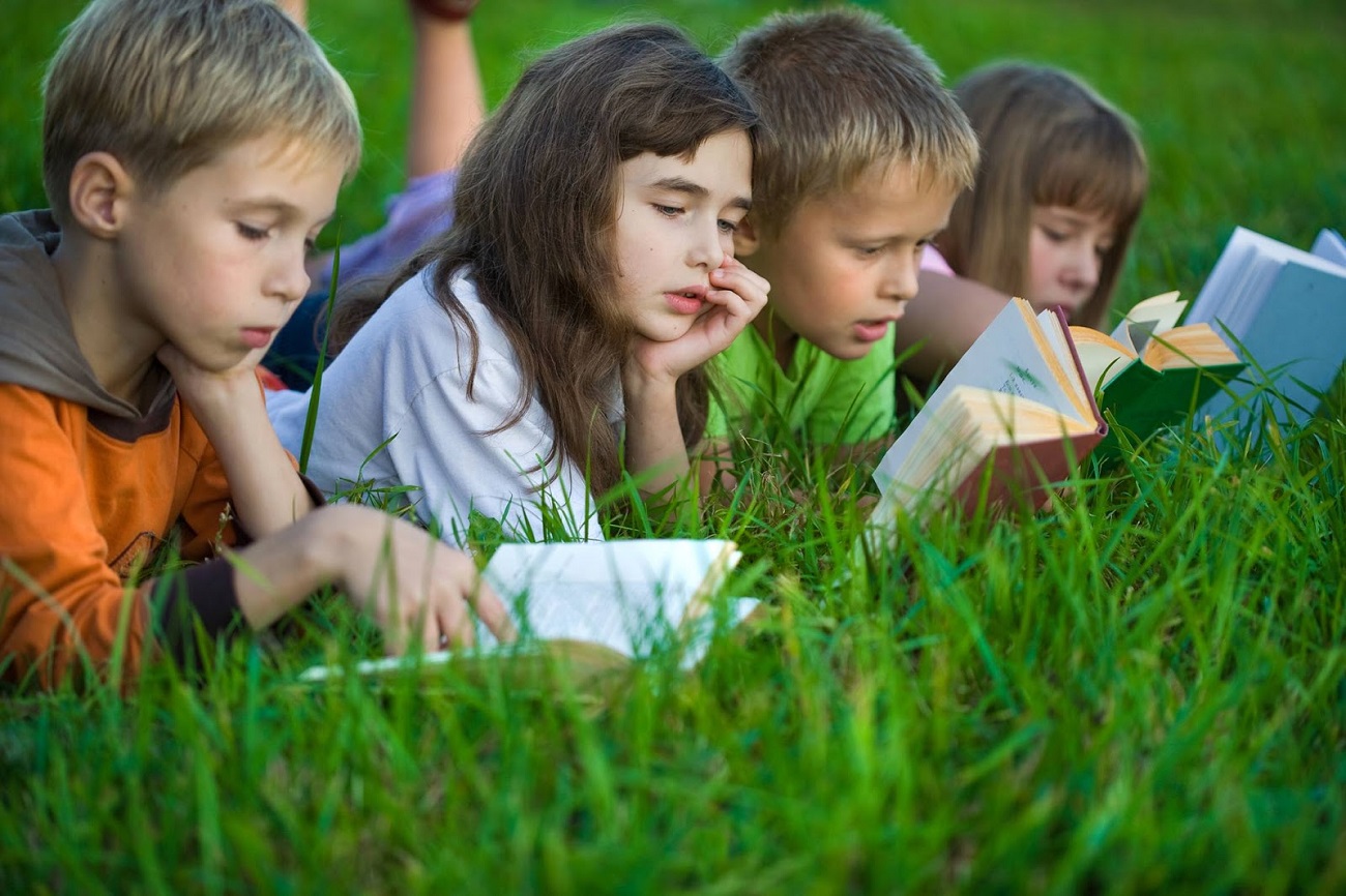 Чем заняться на каникулах подростку. Дети и природа. Чтение на природе. Лето с книгой. Лето дети.