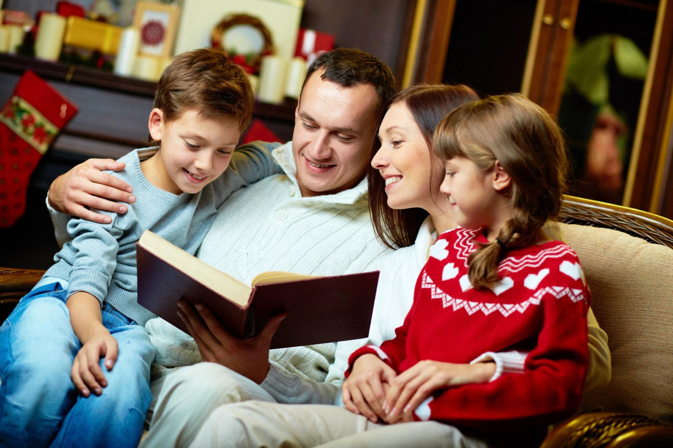 Увлекательное чтение. Дети с родителями. Чтение для детей. Воспитание в семье. Семья за чтением.