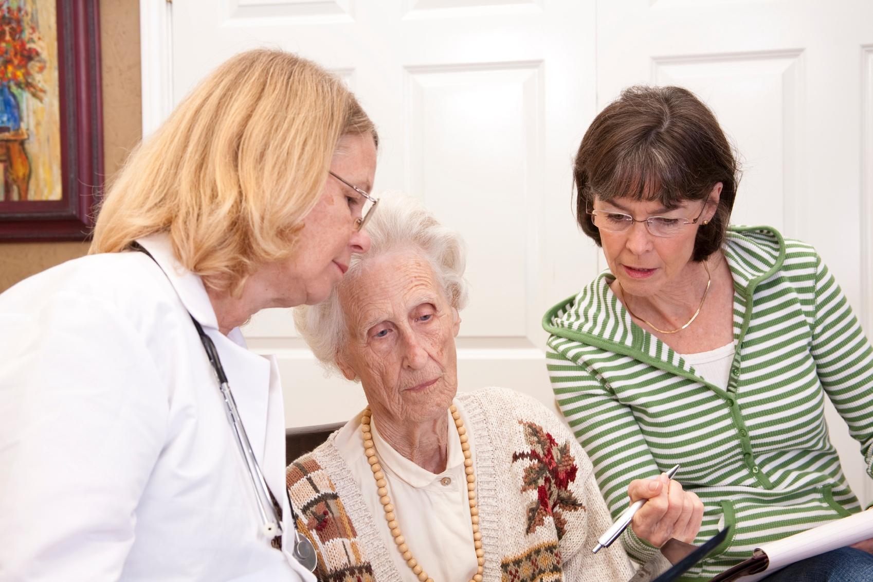 Посещение пациента родственниками. Беседа с пожилыми людьми. Беседа врача с родственниками. Беседа с пациентом. Общение с пожилыми пациентами.