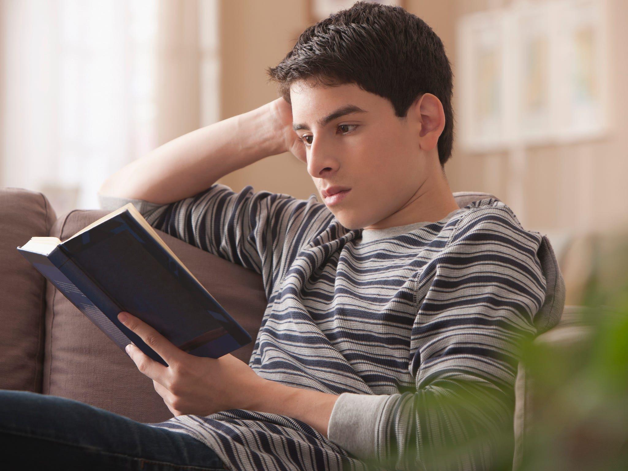 Читать подростковые книги. Парень с книгой. Книга человек. Подросток с книжкой. Юноша с книгой.