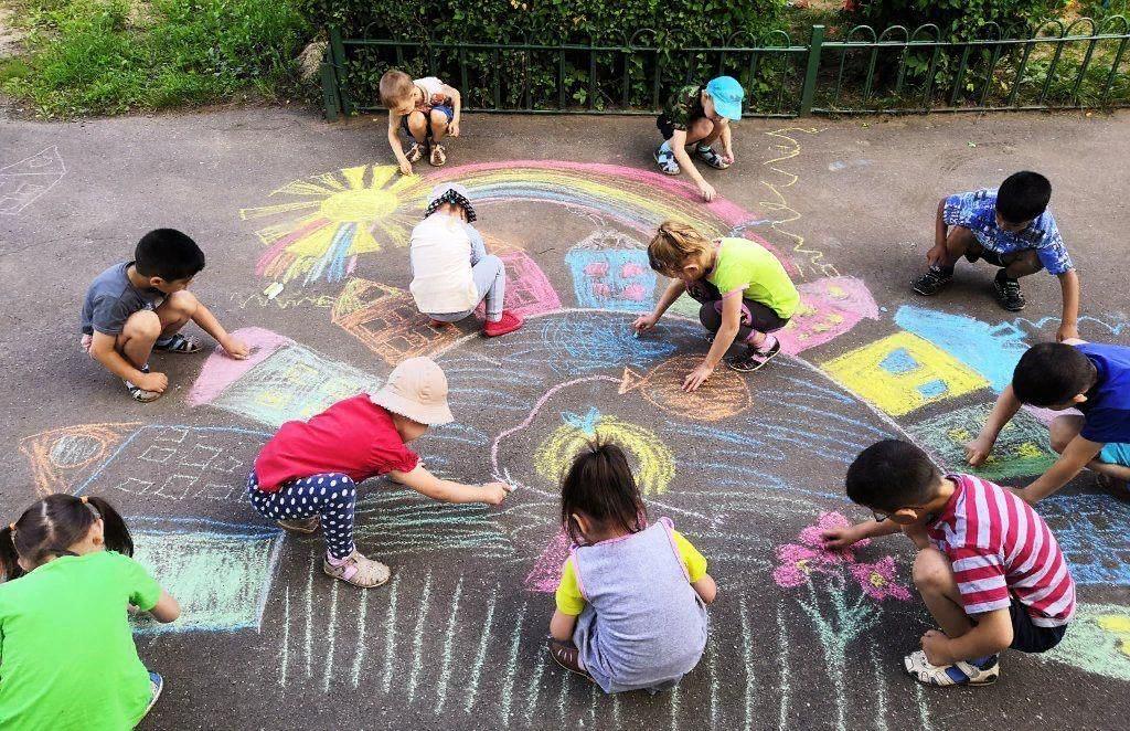 Фото детей на асфальте с рисунками