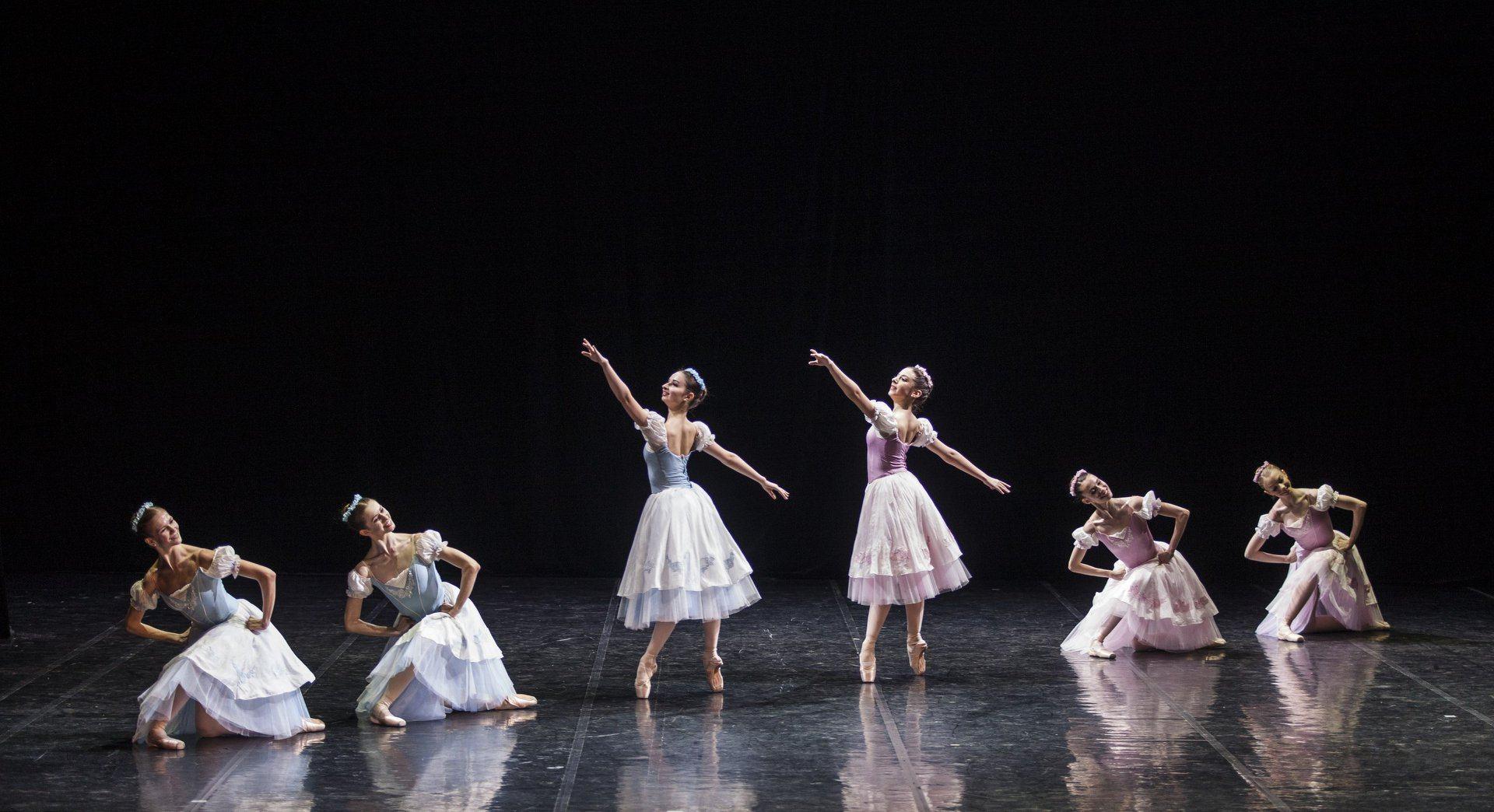 Балет описание серий. Мир балета и танца. Прекрасный мир балета. Мир балета Эдгор. Двери в мир балета.