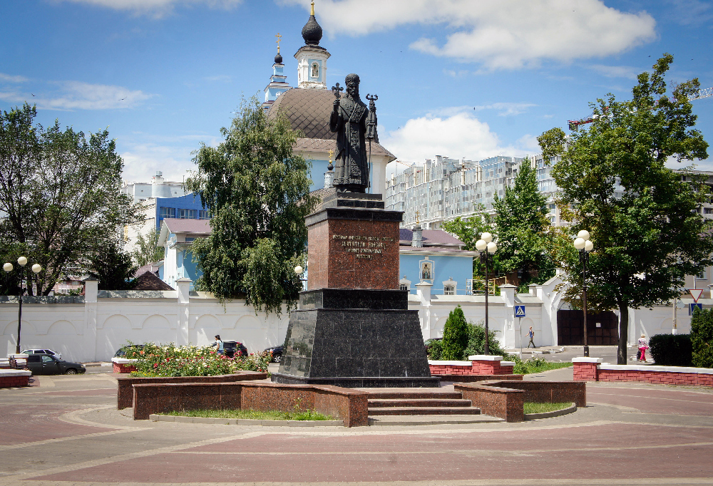 Святые белгорода. Памятник святителю Иоасафу в Белгороде. Иоасаф Белгородский памятник. Памятник Иосафу Белгород. Марфо-Мариинский монастырь Белгород памятник.