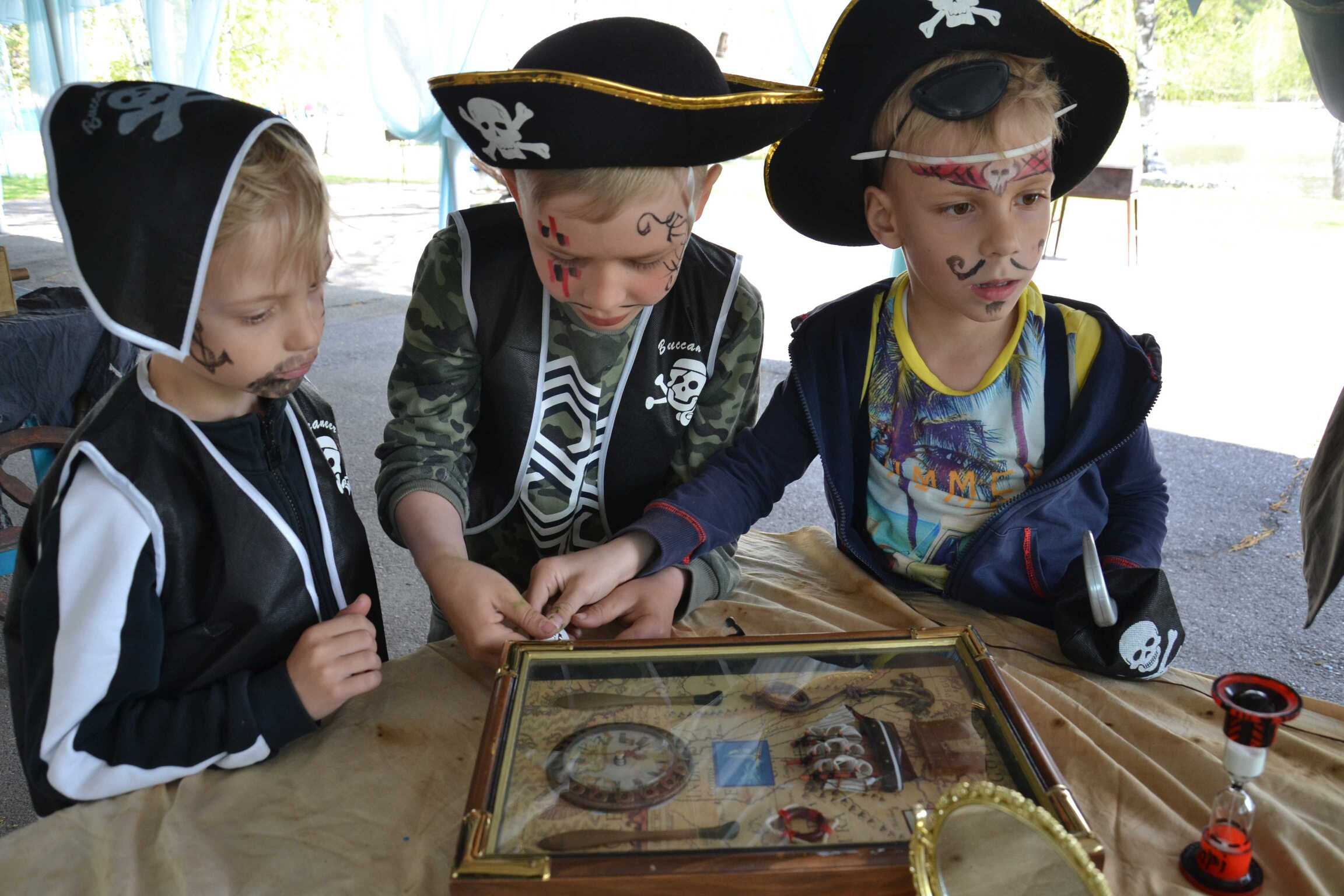 Пиратская квест игра. Пиратский квест для детей. Пираты дети в детском саду. Пиратский день в детском саду. Реквизит для пиратского квеста.