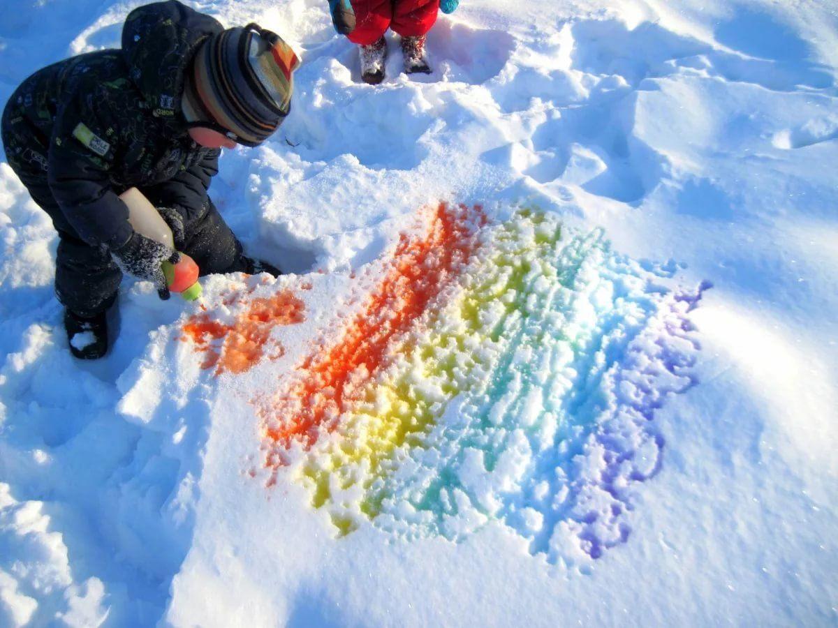 Можно снежок ребенка. Цветной снег. Рисование красками на снегу. Разноцветный снег. Цветной лед.