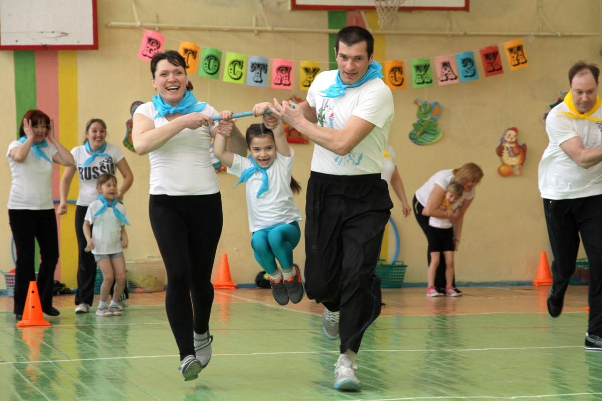 Участие родителей в конкурсах. Спортивные соревнования детей с родителями. Спортивный праздник в школе. Спортивные соревнования для дошкольников. Весёлые старты эстафеты.