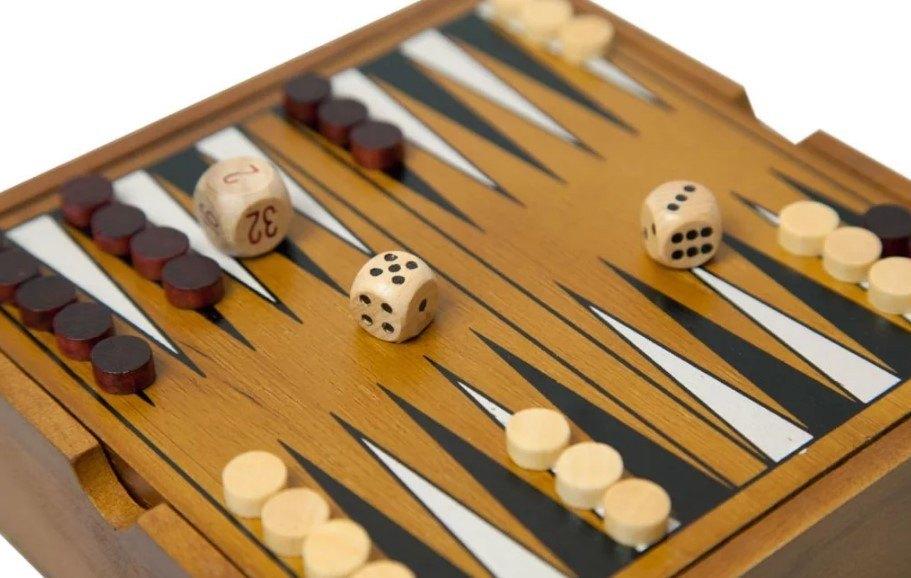 Чья игра нарды. Нарды короткие турнир Backgammon. Нарды бэкгаммон короткие. Нарды игрушка. Длинные нарды.