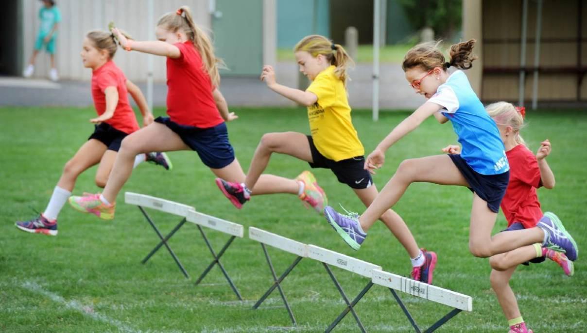 Игры занимайся спортом. Спорт дети. Спортивные занятия для детей. Школьники занимаются спортом. Занятие спортом дети.