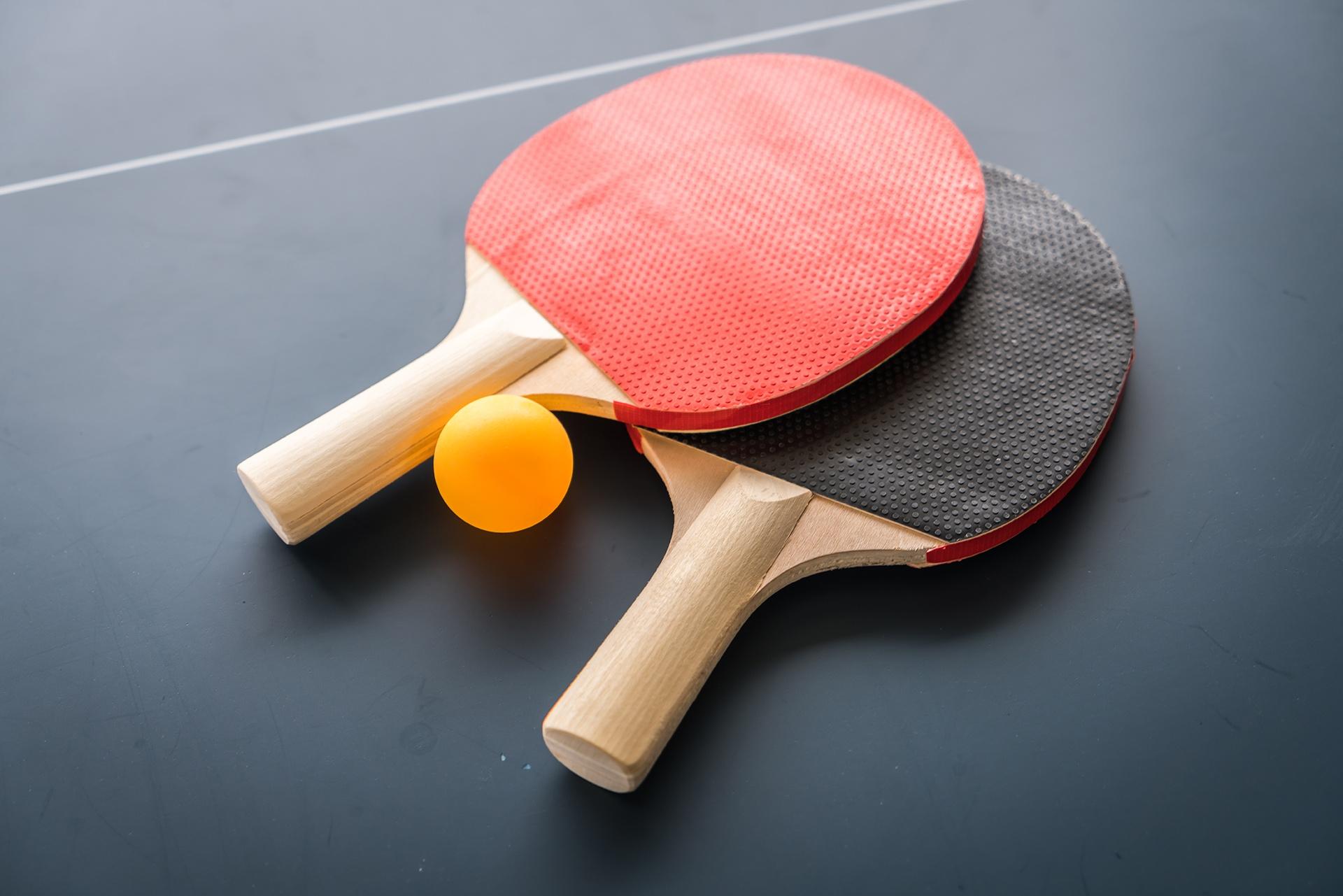 Table tennis. Настольный теннис raketka. Ракетки для настольного тенниса пинг-понг. Теннис пинг понг. Настольный теннис ракетки на столе.