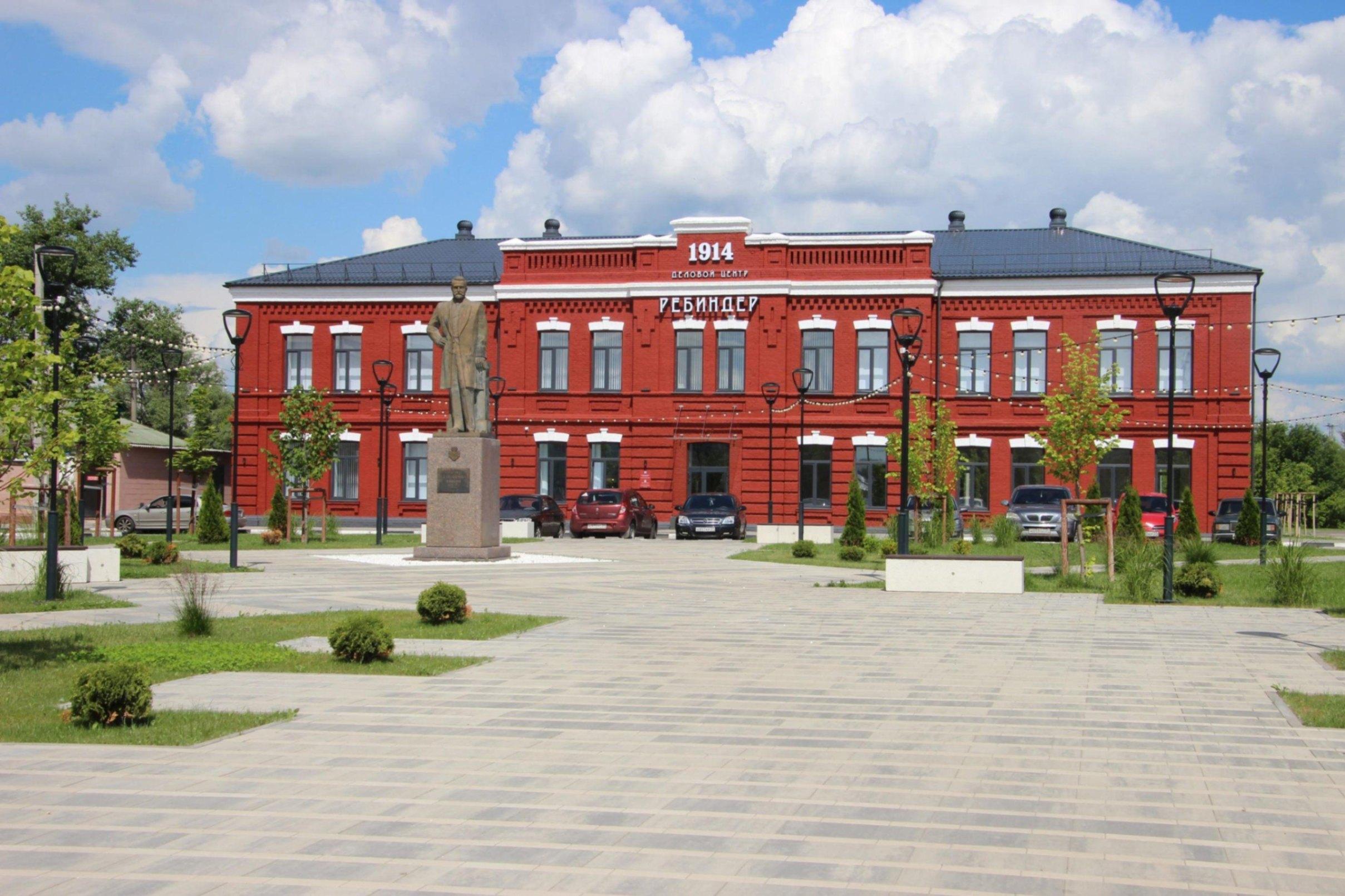 Шебекино белгородская. Деловой центр Ребиндер Шебекино. Памятник Ребиндеру в Шебекино. Ребиндер Шебекино. Здание Ребиндера Шебекино.