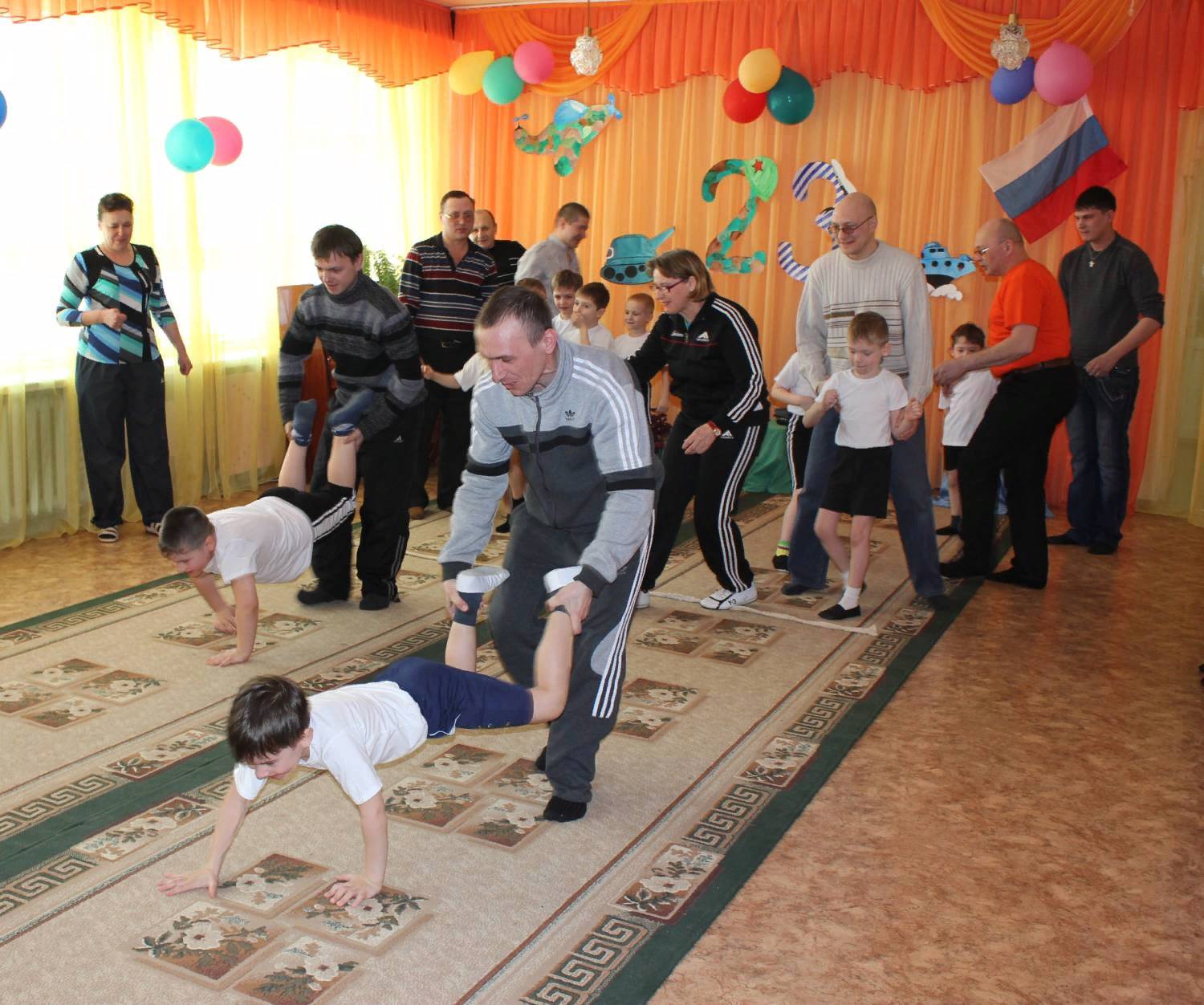 23 февраля в саду спортивный. Спортивный праздник с родителями в детском саду. Праздники с родителями в детском саду. Спортивные развлечения дошкольников. Спортивная эстафета с родителями в садике.