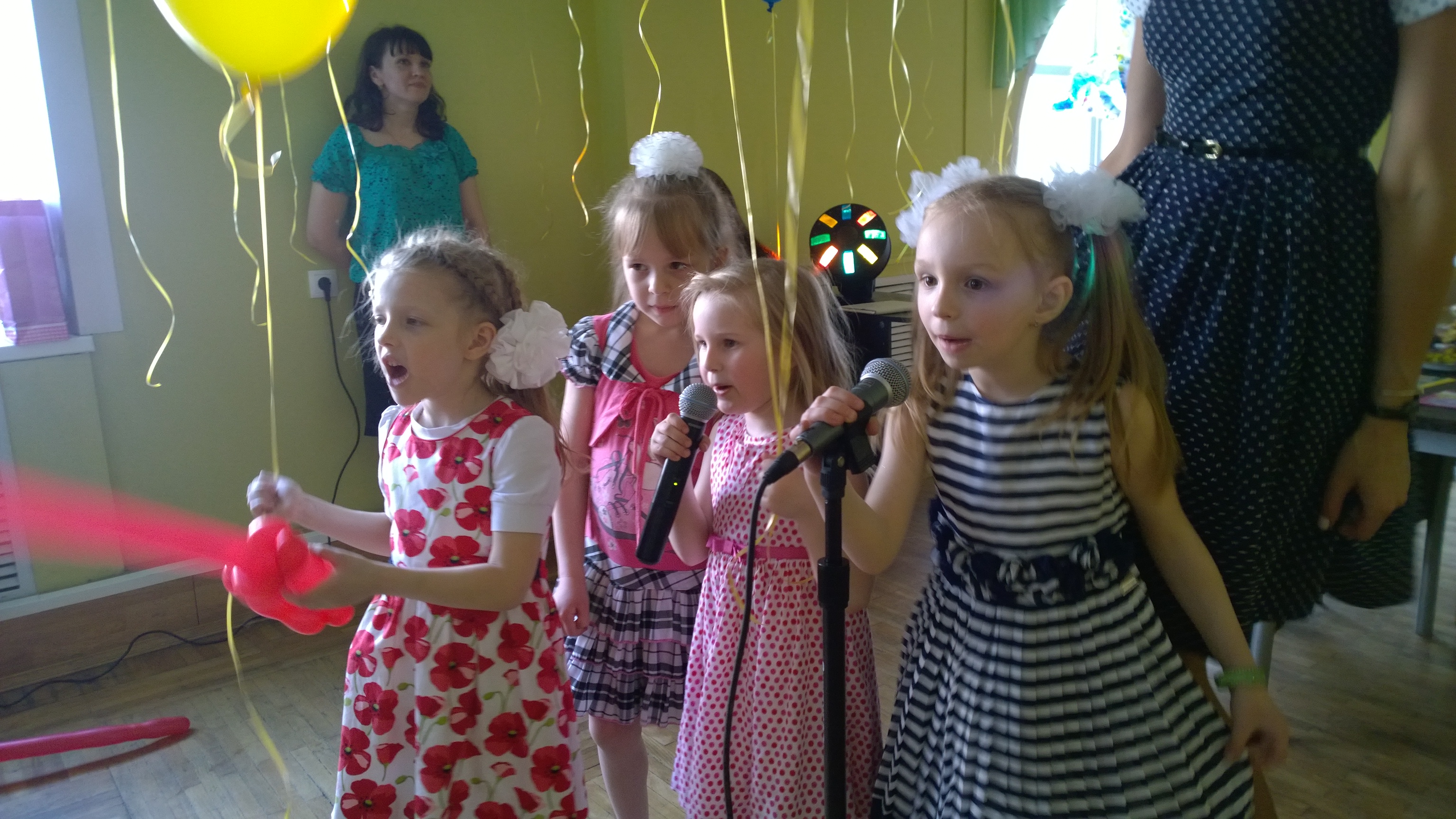 Дети поют москва сайт. Дети поют в лагере. Дети поют на улице. Детский конкурс караоке. Конкурс караоке для детей.