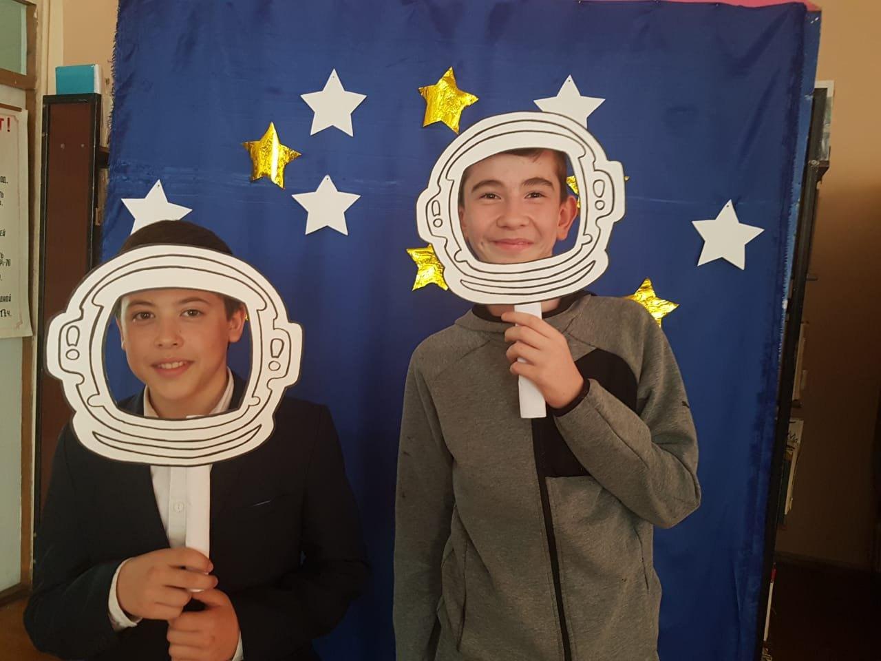 День космонавтики мероприятие для школьников. Мероприятие о космосе в библиотеке. День космонавтики в библиотеке для детей. Оформление космос в библиотеке. Костюм ведущего на день космонавтики.