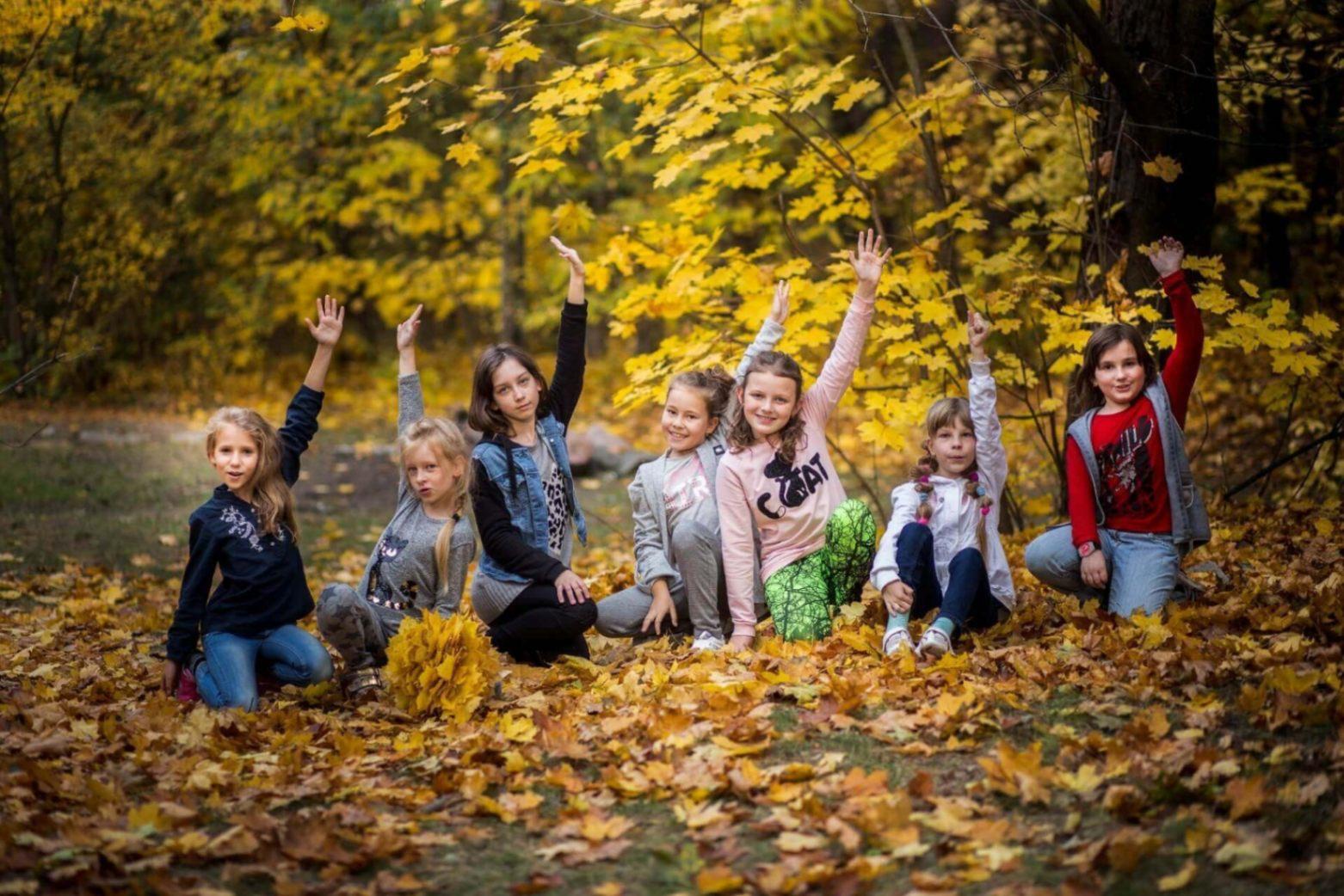 Компания на прогулке осенью