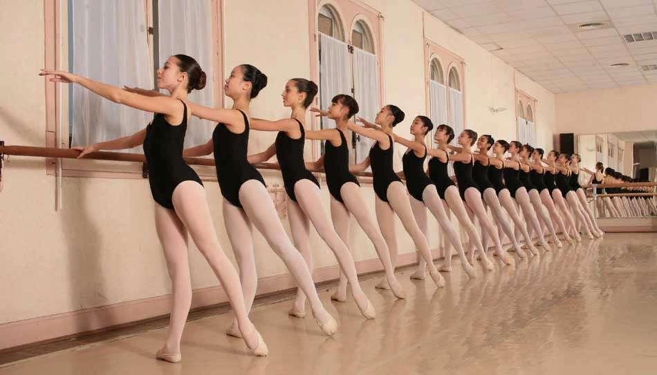 Группа ballet. Экзерсис в балете. Балет классический Экзерсис. Станок для балета. Экзерсис у станка классический танец.