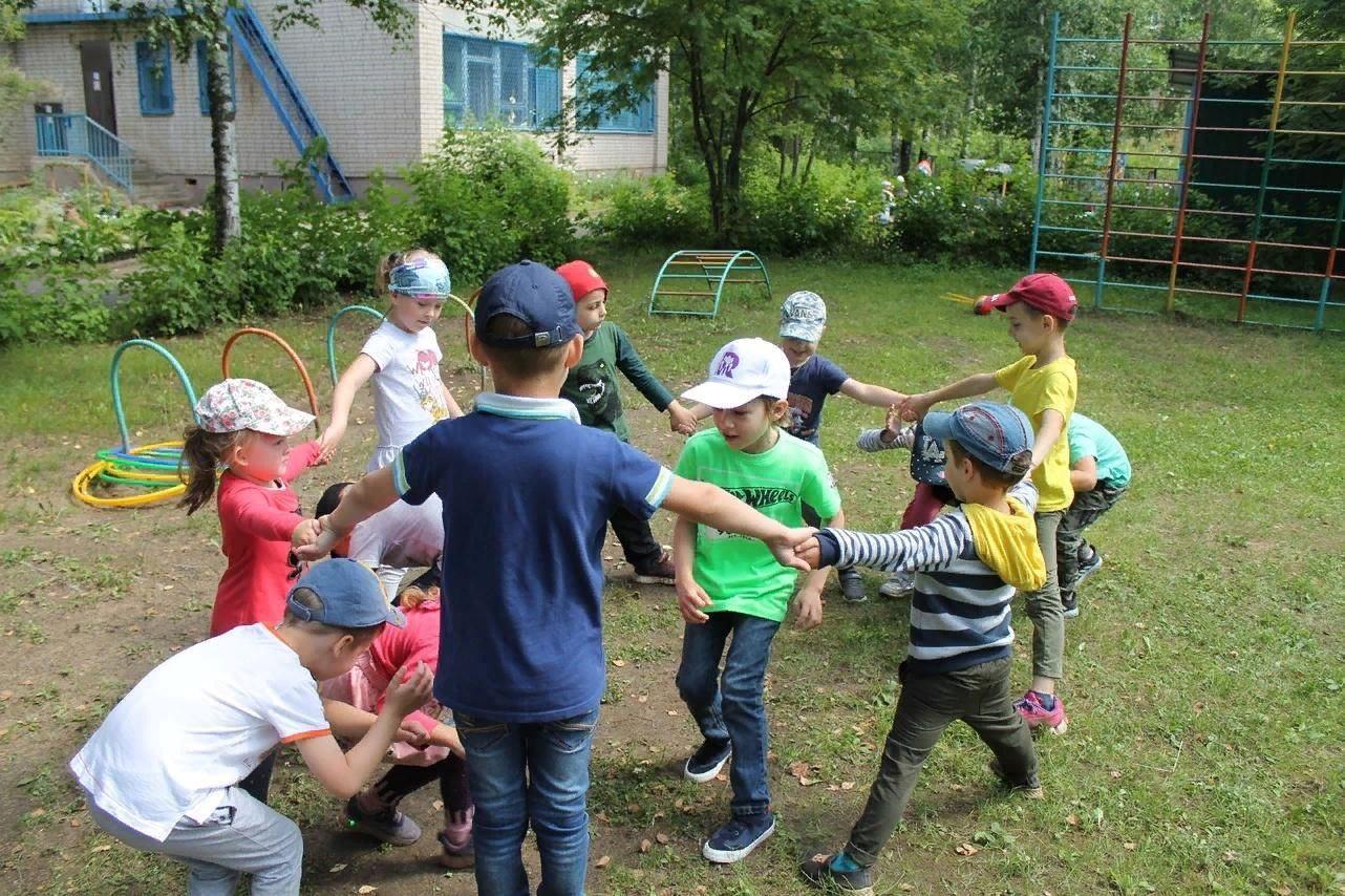 Лето дети развлечения. Игровая программа весёлая для детей. Спортивное развлечение в детском саду. Летние развлечения в детском саду. Летние развлечения для детей в детском саду.