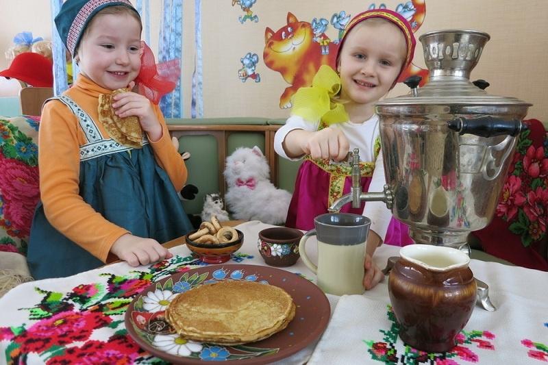 Чаепитие на масленицу в детском саду. Чаепитие у детей в детском саду. Утренник чаепитие. Чай в садике.