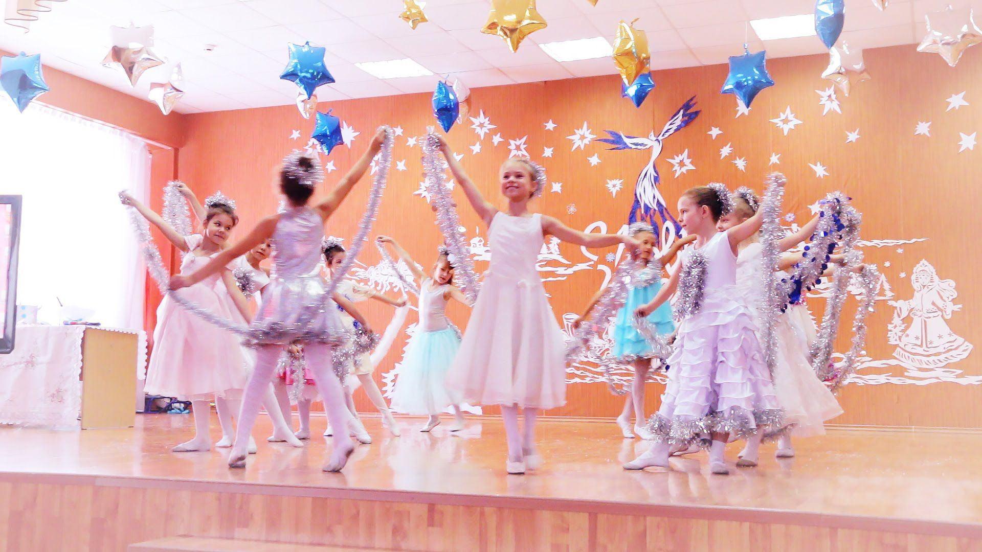 Видео танцы для детей 6 7 лет. Танец снежинок в детском саду. Танец снежинок на новый год в начальной школе. Танцы в детском саду. Дети танцуют в садике.