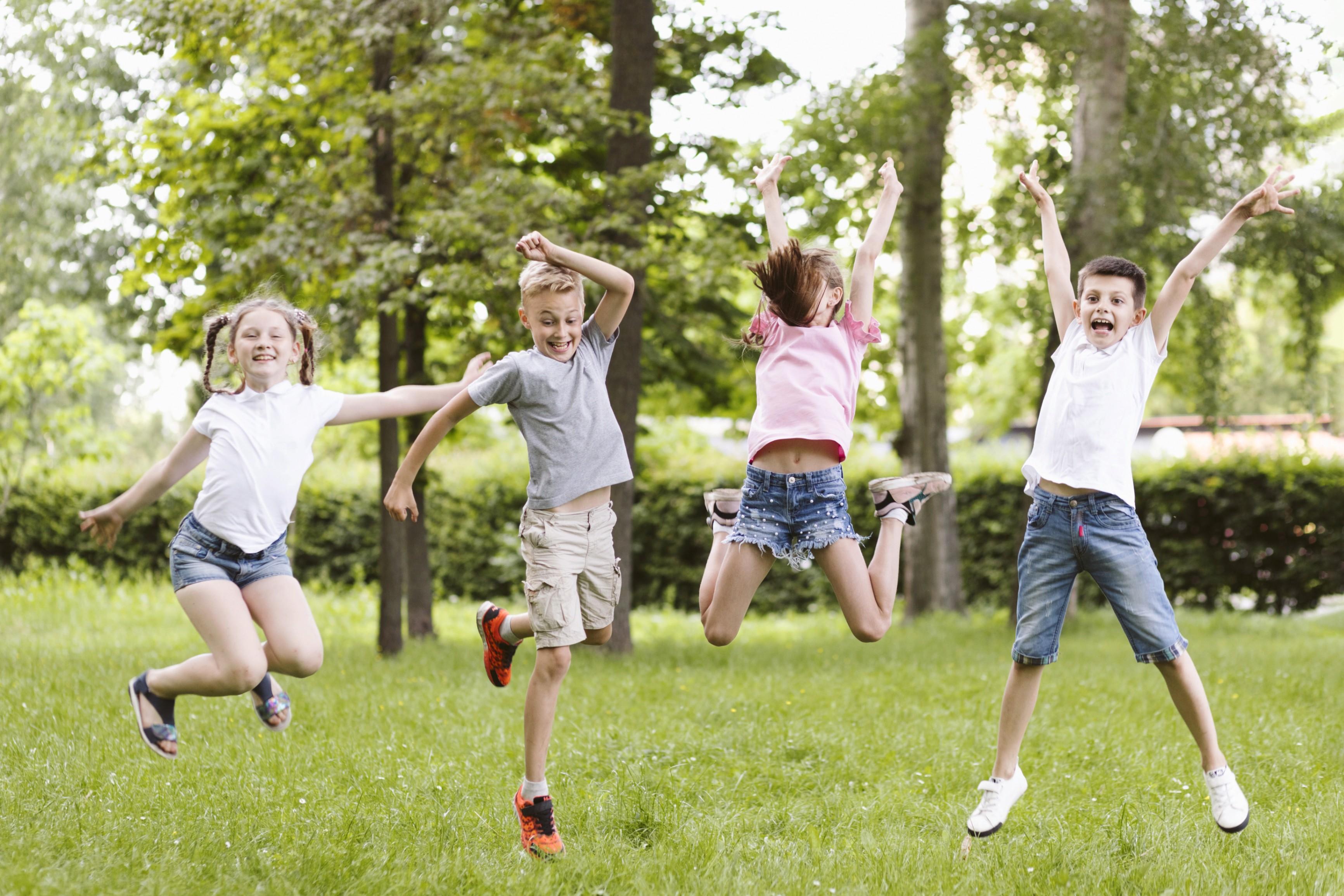 Игры дети прыгает. Дети прыгают. Дети в прыжке. Счастливый ребенок. Дети радуются.
