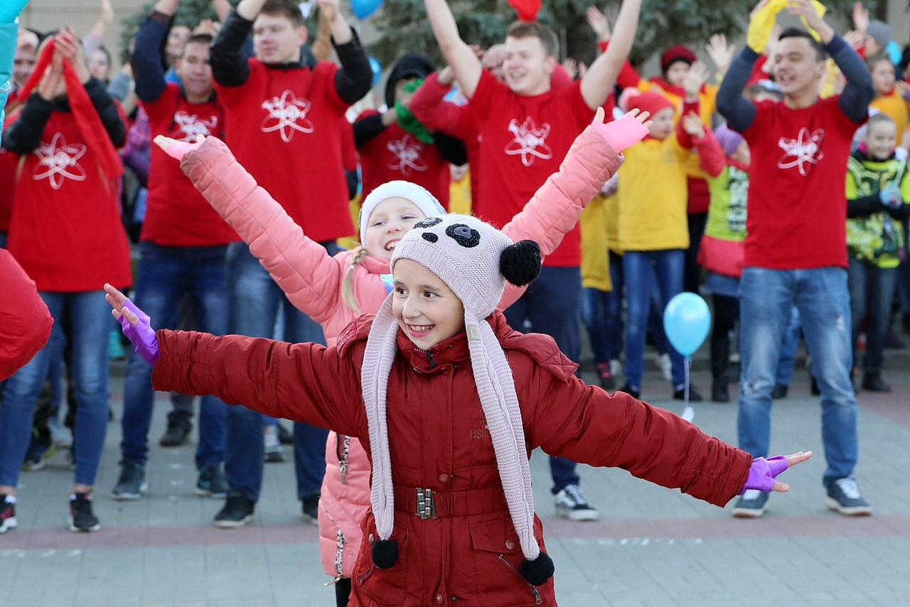 Флешмоб на новый год веселый. Танцевальный флешмоб. Флешмоб для детей. Танцевальный флешмоб для детей. Танцевальные флэшмобы для детей.