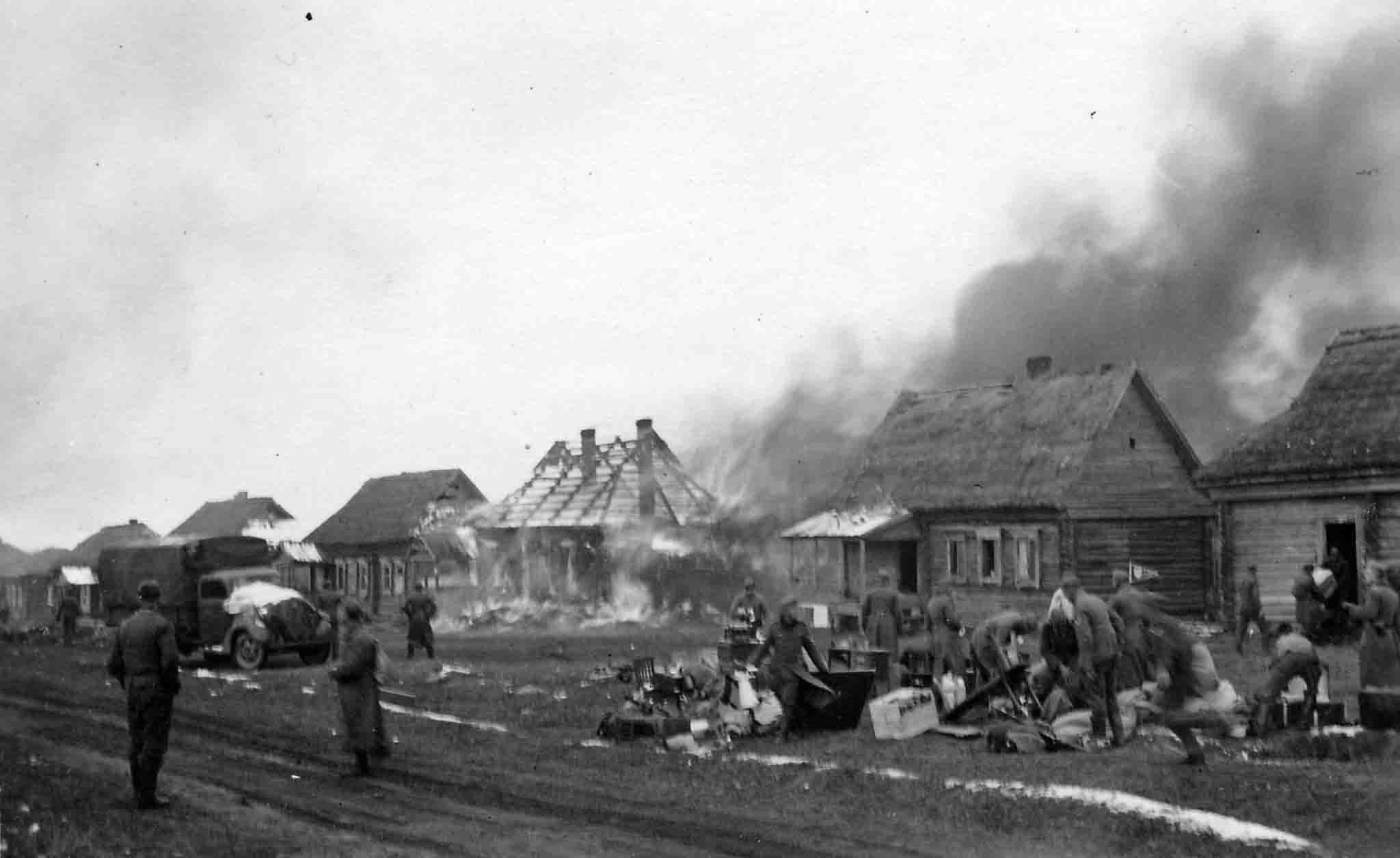 Погорельцы кочуют с запада к востоку. Белоруссия в оккупации.села. Оккупация Смоленска сожженные деревни. Немцы в деревне оккупация ВОВ. Белорусская деревня 1941.