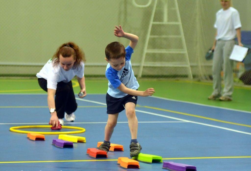 Урок спорт игры. Спортивные соревнования для детей. Спортивные игры для детей. Спортивная эстафета. Спортивные состязания для детей.