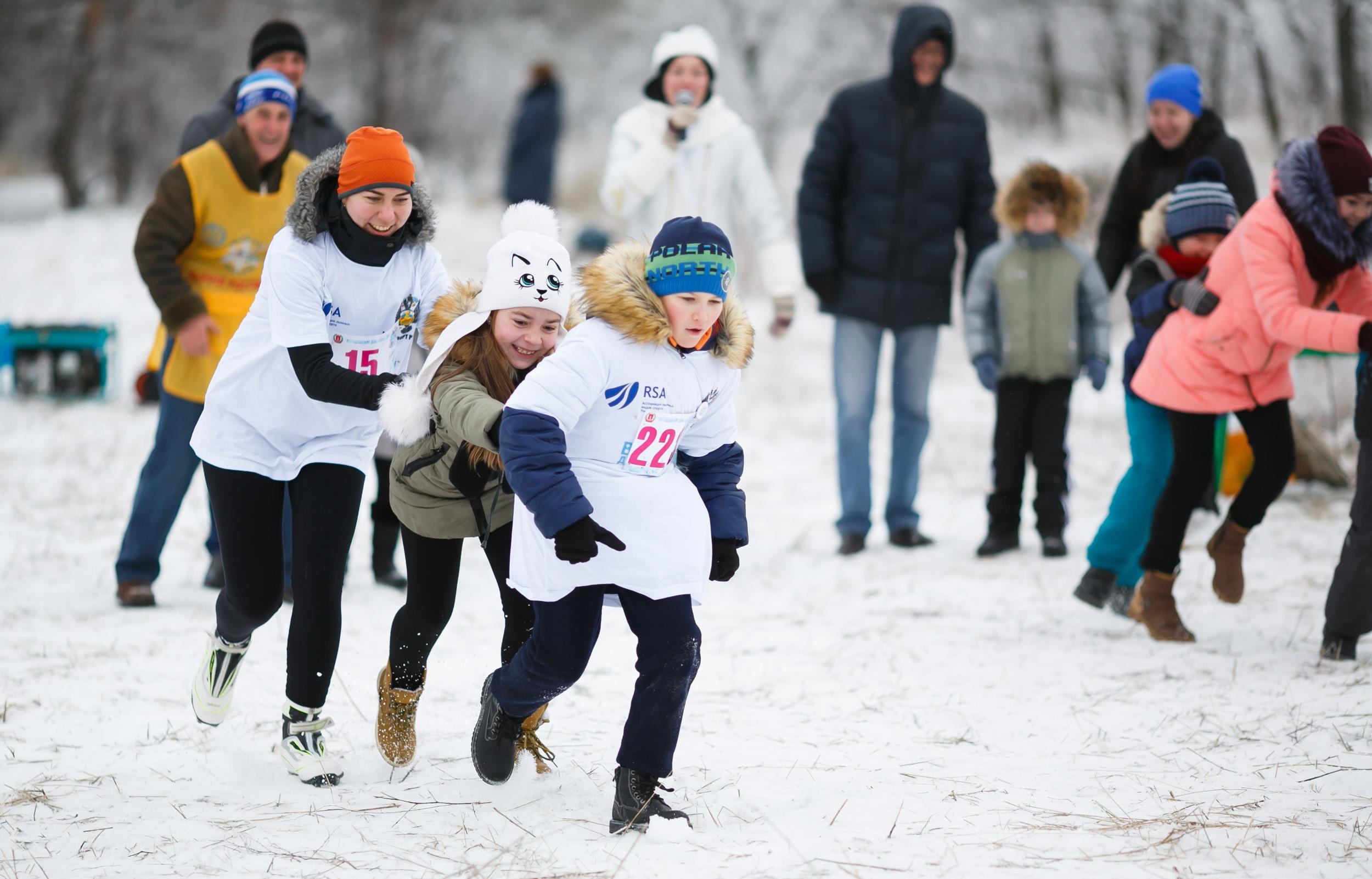 Семейные веселые старты. Зимние соревнования для детей на улице. Зимние соревнования для детей. Дети на улице зимой. Веселые старты для семьи зимой.