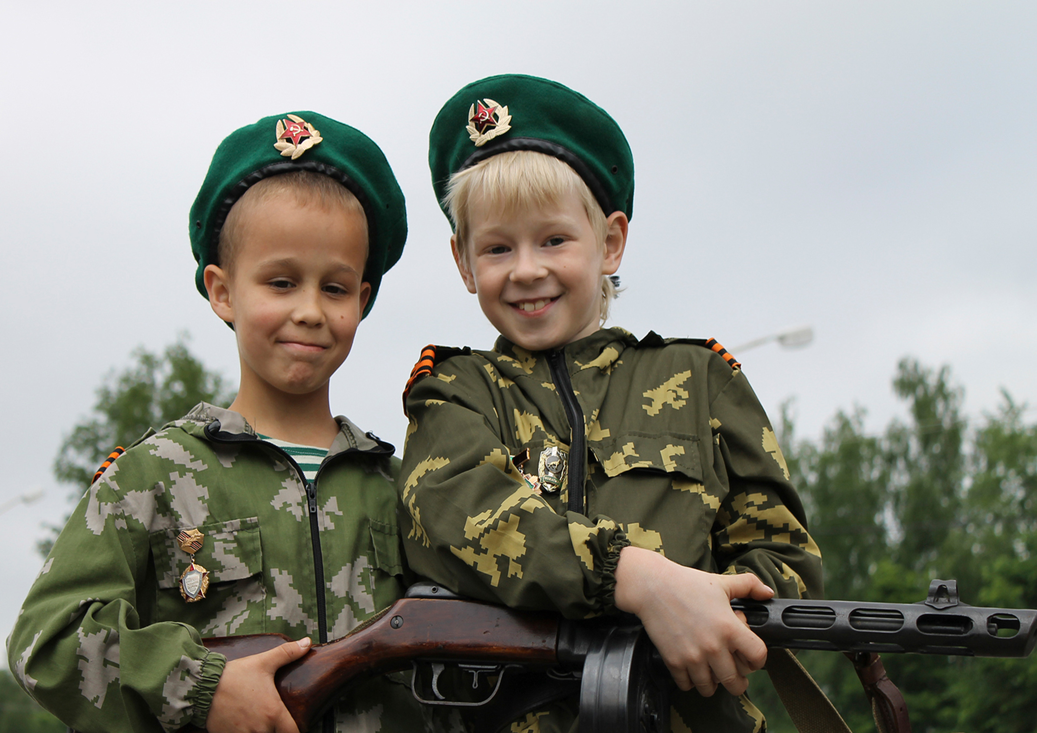 Дети защитники родины. Дети в военной форме. Армия для детей. Защитники Отечества. Солдат с ребенком.