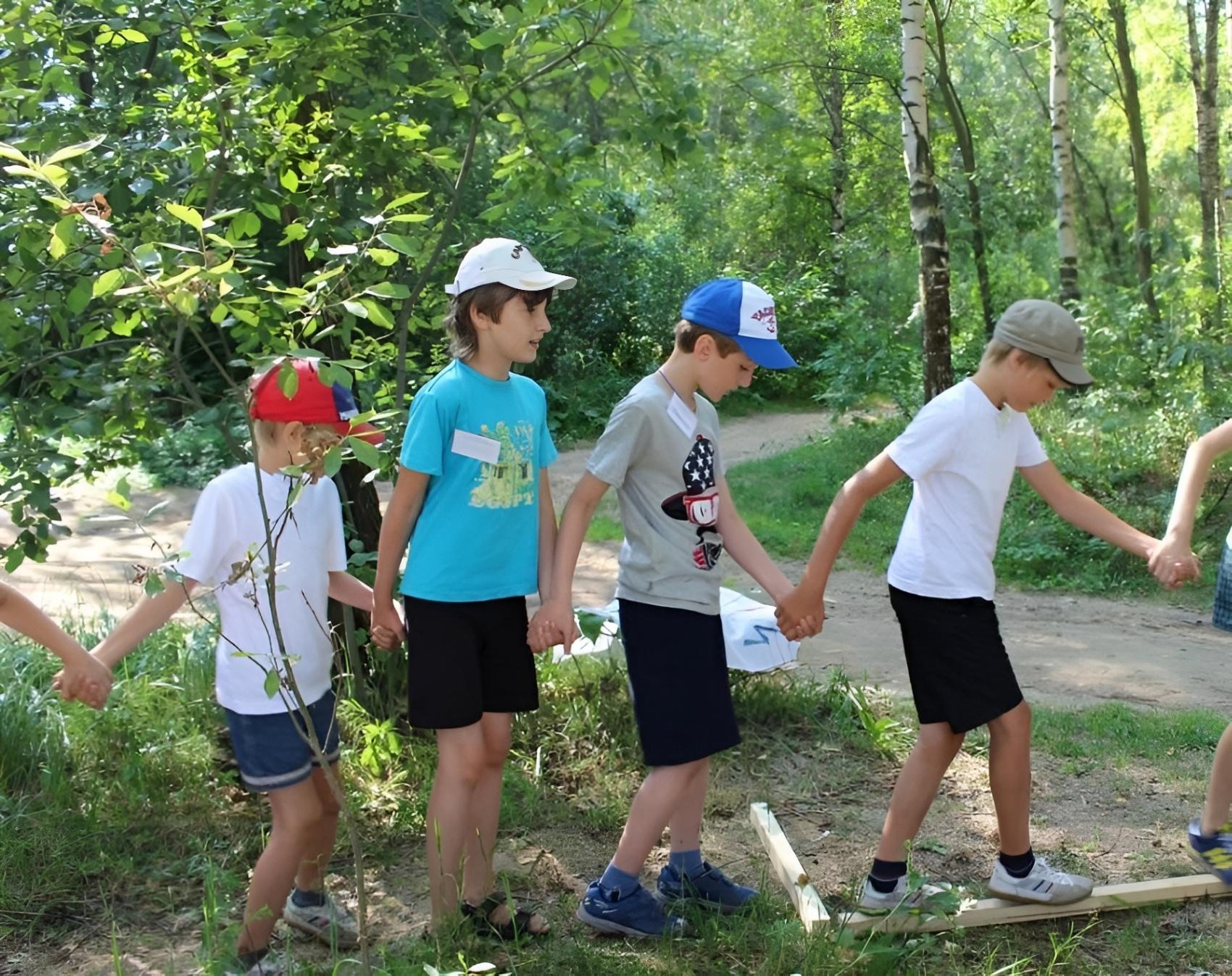 Уроки на свежем воздухе. Спортивные состязания на природе. Дети в походе. Квесты для детей на природе. Эстафеты для детей на природе.
