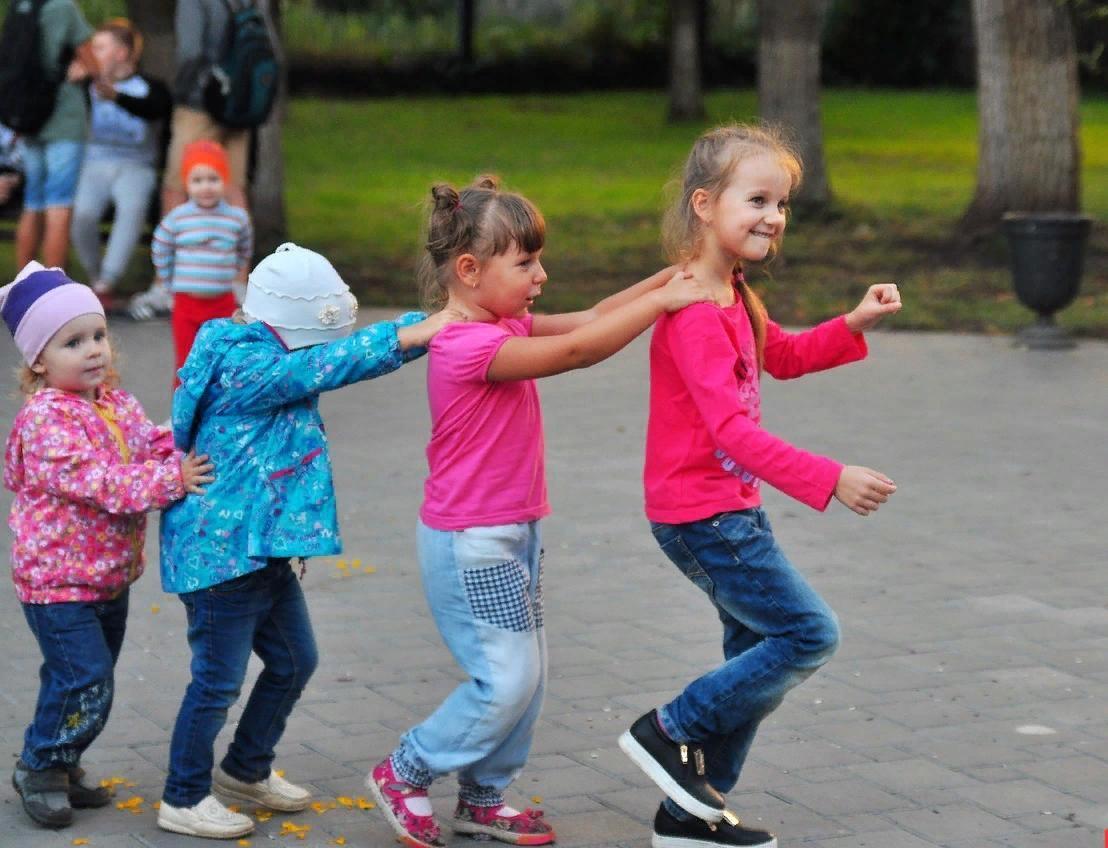 Включи дети ходят. Дети танцуют на улице. Танцы на улице дети. Дети танцуют в парке. Детские танцы паровозиком.